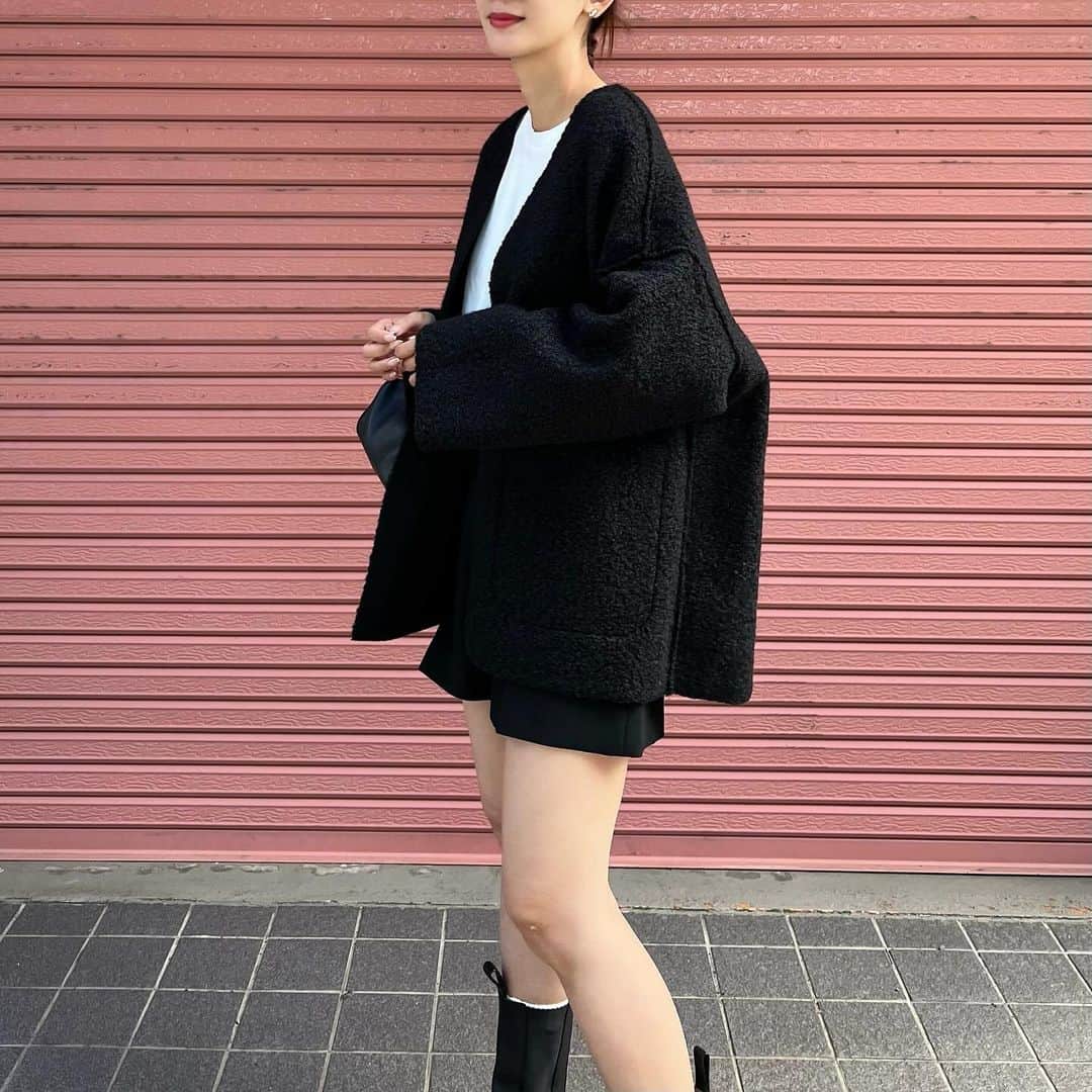 Nagiのインスタグラム：「まだね 早いけどもう少ししたら着れるかな☺️  リバーシブルのアウター @kobe_lettuce の  アウターといってもカーディガンくらいの感覚で羽織れる感じの生地感 だからもう少ししたら✨  outer. #kobelettuce  tops. bottom. #zara shoes. #bottegaveneta   #code#fashion#コーデ#ファッション#カジュアル#カジュアルコーデ#神戸レタス#プチプラ」