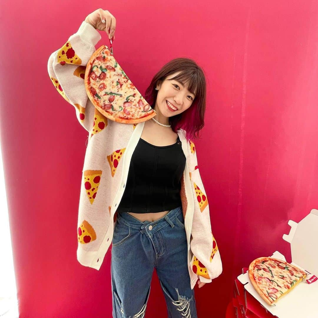 ぱいぱいでか美のインスタグラム：「WEGOのpizza hutコラボ可愛すぎる🍕 . 写真で着てるニットも可愛いけど シースルートップスをゲットした🙌🏻また載せる！ 10/6から販売のハットメルツも早くまた食べたい🤤 展示会でひと足先に早く食べたあの日から 定期的にハットメルツのことを考えてる…… . #WEGO #pizzahut #hutmelts  #でか美ちゃん #ファーストフード系の投稿多し #食欲の秋」