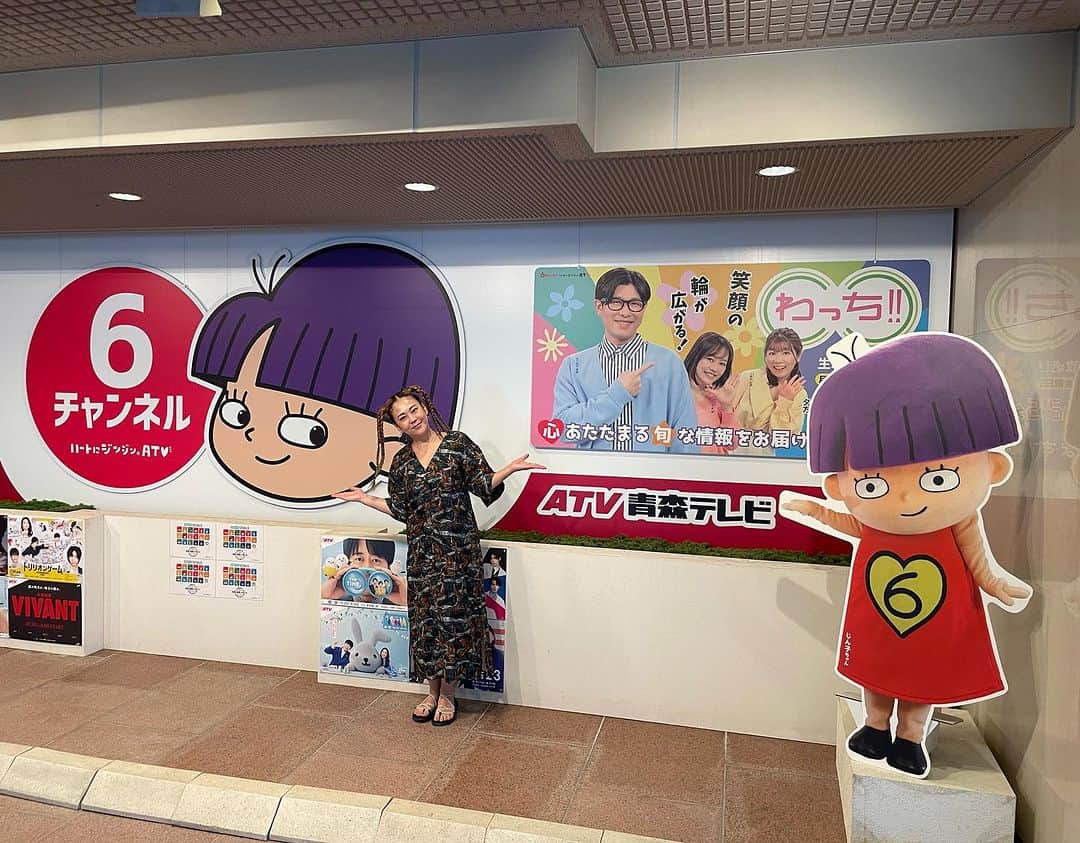 SONOMIのインスタグラム：「【NEWS!!!】 青森のテレビ局ATV（TBS系列） @atv6ch_pr の 『わっち‼︎NEWS』が10/2からアプリで全国どこからでも見れるようになる💞ということで、テーマ曲も一新！！ なんと私がテーマ曲を制作させていただきました❤️‍🔥❤️‍🔥❤️‍🔥❤️‍🔥 ずっと地元青森の番組で私の音楽を使って貰うのが夢だったので、 お話をいただき本当に光栄で、ただただ信じられない思いで、 制作に打ち込んでおりました。  今日の締めくくりを明日への希望に繋げられるように「Things Get Better」というタイトルにして想いをぐっと詰め込みました🙏  ATVの番組のチームの皆さん本当にありがとうございます‼︎  10/2からリアルタイム配信が開始されます。 この日はアジア大会の為17時からの放送ですが、 普段はいつも通りの18時15分から📺 私にとってはせっかくすぎる事態だったので、 曲だけじゃなくしっかり歌声も忍ばせておきましたので、 皆さんお楽しみに〜🎤 青森を離れた皆さんや青森が好きな皆さん、この機会にアプリをダウンロードしてみてね。 青森のニュースがリアルタイムでしかも無料で見れるなんて嬉しすぎるますね🥰 詳細のURLを載せておきますが、インスタだと反映されないのでストーリーにアドレス貼っておきますので、是非チェックしてね〜🫶🏻  https://www.atv.jp/atv_app/  追記📝新曲と思わせちゃってるかもですが、 どのニュース番組にもあるオープニングテーマですので、40秒程の曲です。シンガーの私が異例の抜擢という感じで、音楽を作り、せっかくなので声も入れましたぁ💞って感じです🥰」
