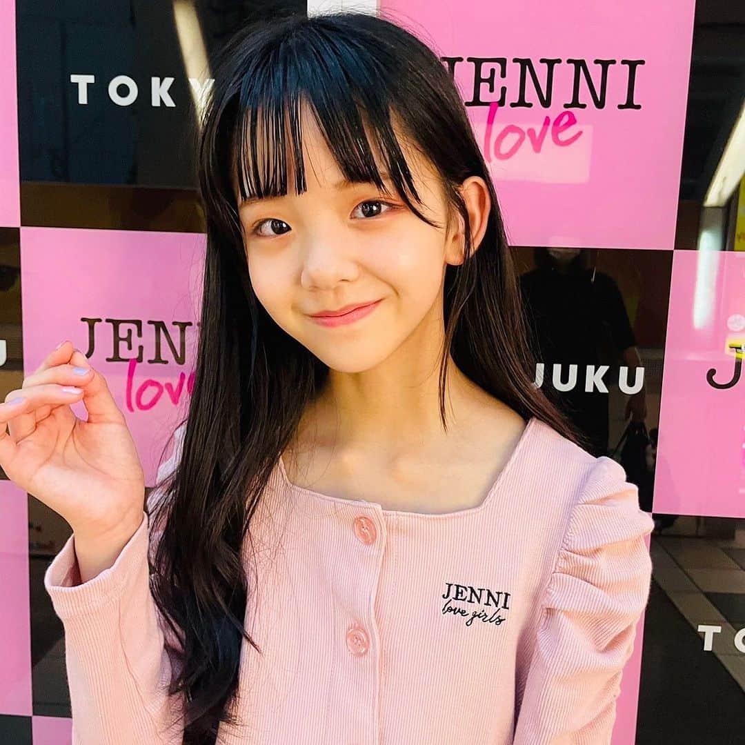 JENNI loveさんのインスタグラム写真 - (JENNI loveInstagram)「朝と晩は涼しくなってきたね🍂 温度差で体調をくずさないように…⚠️  さっと羽織れて温度調整もできる＆リサちゃんみたいにトップスとしても着られるカーディガンは1人1枚持っててほしい🩷  モデルさんやオシャレ𝑮𝑰𝑹𝑳は秋物準備が進んでるみたい🩷リサちゃんいつもありがとう🐰＜𝕋𝕙𝕒𝕟𝕜 𝕪𝕠𝕦 ❤︎"  #jennilove  #ジェニィラブ #山腰理紗 #ニコプチ #harajuku #原宿」9月27日 19時19分 - jennilove_official