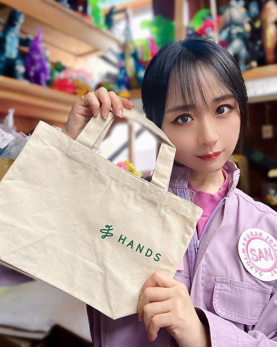 久保亜沙香のインスタグラム：「渋谷ハンズさんの45周年記念トートバッグとのコラボ展示もあるです💜 エアブラシ吹きかけてみました💁🏻‍♀️  9月30日(土)17時〜18時 サイン会@渋谷ハンズ」