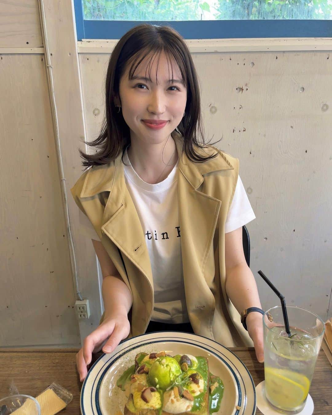 吉田沙弥香のインスタグラム：「..『海と坂と』..  海の横で、 レモネードとフレンチトースト🍞🍋  のんびり心地良かった~☺︎🌿  #海と坂と  #赤穂  #赤穂カフェ #matinkim  #韓国コーデ」