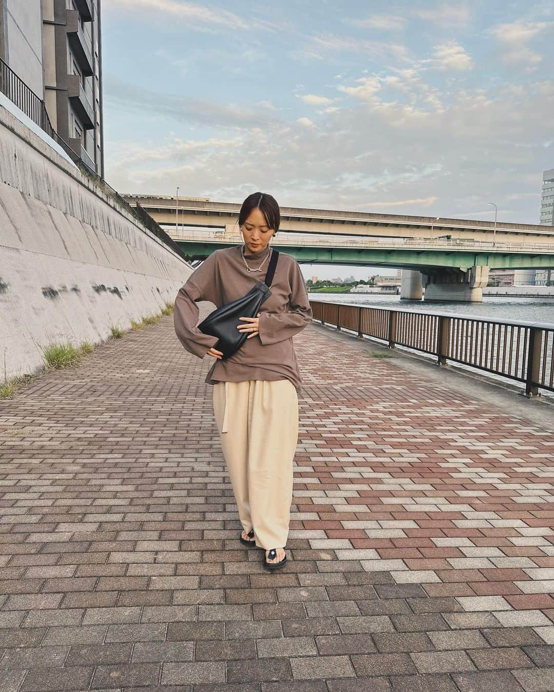 野尻美穂さんのインスタグラム写真 - (野尻美穂Instagram)「制服的スタイル。 これにビスチェレイヤードのパターンも好き。 シンプルな服が好きだけど、色々考えるこの頃。 とにかくまだ暑い🥺  #wai_ships」9月27日 19時25分 - miho_cocoa