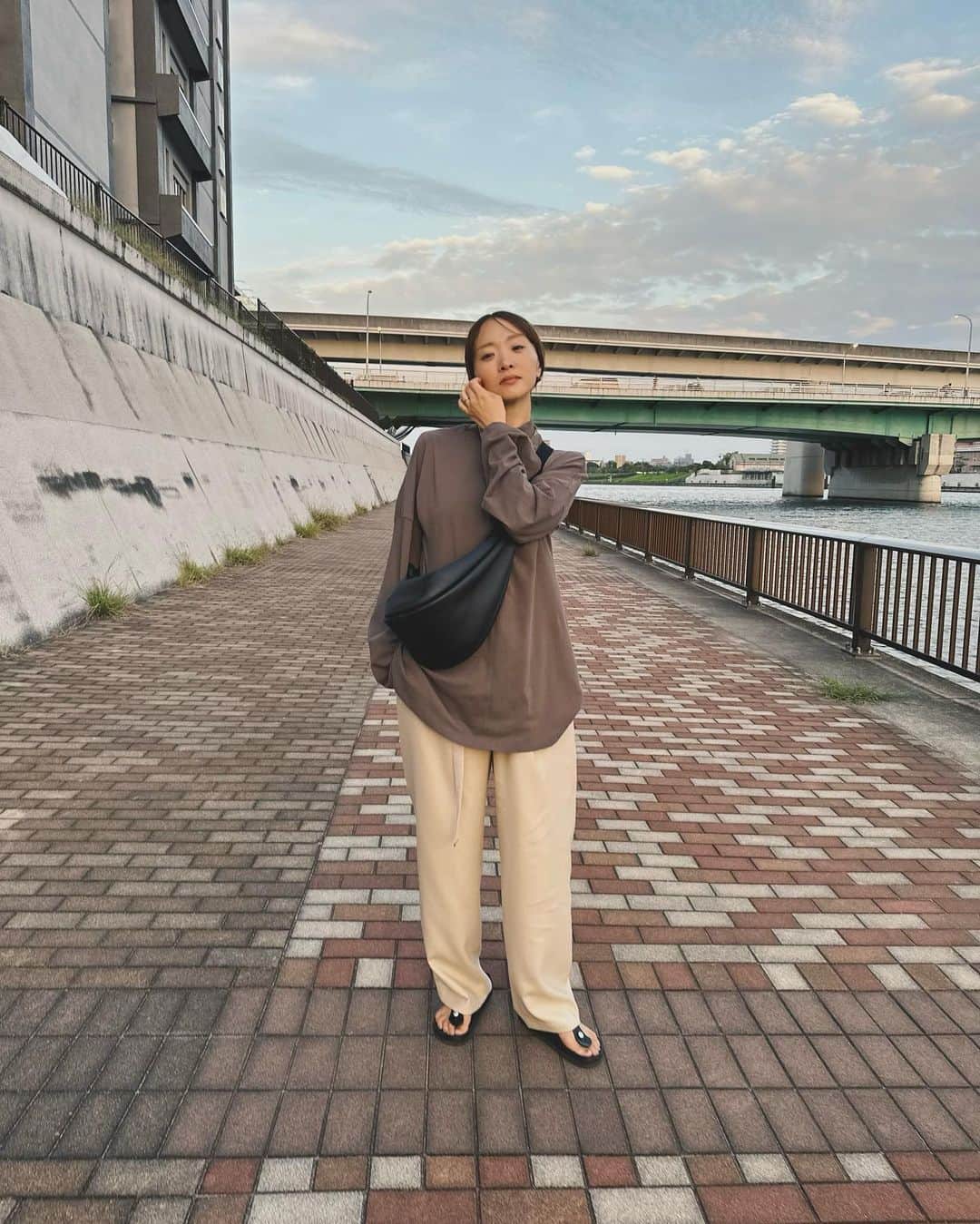 野尻美穂のインスタグラム：「制服的スタイル。 これにビスチェレイヤードのパターンも好き。 シンプルな服が好きだけど、色々考えるこの頃。 とにかくまだ暑い🥺  #wai_ships」