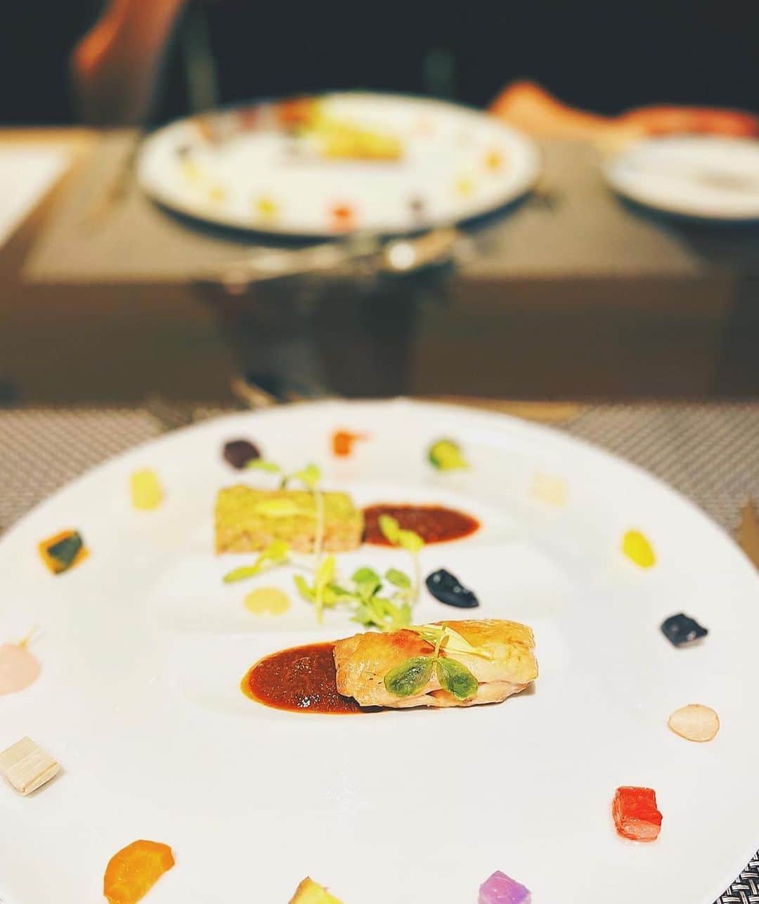 伊藤沙菜さんのインスタグラム写真 - (伊藤沙菜Instagram)「・ hache restaurant 🍽 @hache_crosshotel_sapporo   ひめ（ @hinata__hime ）を誘って クロスホテルに入ってる （ @crosshotel_sapporo ） 「hache restaurant」のコースを一丁前にいただいてきたのだが🥳👏🏻www ㅤㅤㅤㅤㅤㅤㅤㅤㅤㅤㅤㅤㅤ まさかの2,900円でした🥹 ㅤㅤㅤㅤㅤㅤㅤㅤㅤ 大満足だった🥹 ㅤㅤㅤㅤㅤㅤㅤㅤㅤㅤㅤㅤ ㅤㅤㅤㅤㅤㅤㅤㅤㅤㅤㅤぜんっぶ美味しかったけど、海鮮のパフェが好きすぎて700円追加した甲斐があったと思いました🥹 そして、デザートは選び放題🍰❤️ ㅤㅤㅤㅤㅤㅤㅤㅤㅤㅤㅤㅤㅤ ほんっとに良すぎて、ぜひ行っていただきたいのでしっかり頭の中に入れ込んでてほしいさ🤩🤩✨ ㅤㅤㅤㅤㅤㅤㅤㅤㅤㅤㅤㅤㅤ ちなみに人気すぎて満席でした🥹❤️ お客さまの層が様々でかしこまりすぎず落ち着いてw安心して食べれました🙇🏻‍♀️🙇🏻‍♀️✨ ㅤㅤㅤㅤㅤㅤㅤㅤㅤㅤㅤㅤㅤ 人気店見つけられて嬉しい🥹❤️  ㅤㅤㅤㅤㅤㅤㅤㅤㅤㅤㅤㅤㅤひめと久しぶりに2人でゆっくり話せて、お誕生日のプレゼント🎁も渡せて彼女にとってもあたしにとってもとても良い日になりました🤗❤️←えっ😇www ㅤㅤㅤㅤㅤㅤㅤㅤㅤㅤㅤㅤㅤ ディナーだと金額もwかしこまりすぎるところが多いが ランチだと行きやすくて、あたしそうゆうお店見つけるのほんっとしゅき🥹❤️爆笑  ㅤㅤㅤㅤㅤㅤㅤㅤㅤㅤㅤㅤㅤㅤㅤㅤㅤㅤㅤㅤㅤㅤㅤㅤㅤ #37RecommendedLunch ↑ こちらのタグでおすすめランチ出てきます😚👌🏻✨（久しぶり😇w）」9月27日 19時35分 - 37room_official