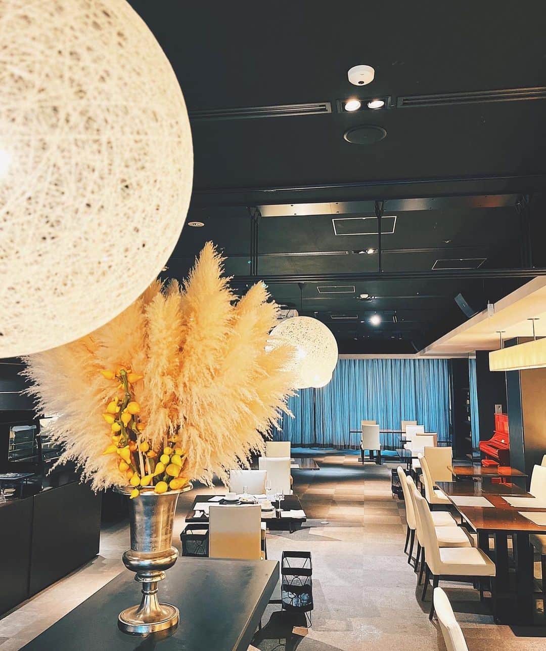 伊藤沙菜さんのインスタグラム写真 - (伊藤沙菜Instagram)「・ hache restaurant 🍽 @hache_crosshotel_sapporo   ひめ（ @hinata__hime ）を誘って クロスホテルに入ってる （ @crosshotel_sapporo ） 「hache restaurant」のコースを一丁前にいただいてきたのだが🥳👏🏻www ㅤㅤㅤㅤㅤㅤㅤㅤㅤㅤㅤㅤㅤ まさかの2,900円でした🥹 ㅤㅤㅤㅤㅤㅤㅤㅤㅤ 大満足だった🥹 ㅤㅤㅤㅤㅤㅤㅤㅤㅤㅤㅤㅤ ㅤㅤㅤㅤㅤㅤㅤㅤㅤㅤㅤぜんっぶ美味しかったけど、海鮮のパフェが好きすぎて700円追加した甲斐があったと思いました🥹 そして、デザートは選び放題🍰❤️ ㅤㅤㅤㅤㅤㅤㅤㅤㅤㅤㅤㅤㅤ ほんっとに良すぎて、ぜひ行っていただきたいのでしっかり頭の中に入れ込んでてほしいさ🤩🤩✨ ㅤㅤㅤㅤㅤㅤㅤㅤㅤㅤㅤㅤㅤ ちなみに人気すぎて満席でした🥹❤️ お客さまの層が様々でかしこまりすぎず落ち着いてw安心して食べれました🙇🏻‍♀️🙇🏻‍♀️✨ ㅤㅤㅤㅤㅤㅤㅤㅤㅤㅤㅤㅤㅤ 人気店見つけられて嬉しい🥹❤️  ㅤㅤㅤㅤㅤㅤㅤㅤㅤㅤㅤㅤㅤひめと久しぶりに2人でゆっくり話せて、お誕生日のプレゼント🎁も渡せて彼女にとってもあたしにとってもとても良い日になりました🤗❤️←えっ😇www ㅤㅤㅤㅤㅤㅤㅤㅤㅤㅤㅤㅤㅤ ディナーだと金額もwかしこまりすぎるところが多いが ランチだと行きやすくて、あたしそうゆうお店見つけるのほんっとしゅき🥹❤️爆笑  ㅤㅤㅤㅤㅤㅤㅤㅤㅤㅤㅤㅤㅤㅤㅤㅤㅤㅤㅤㅤㅤㅤㅤㅤㅤ #37RecommendedLunch ↑ こちらのタグでおすすめランチ出てきます😚👌🏻✨（久しぶり😇w）」9月27日 19時35分 - 37room_official