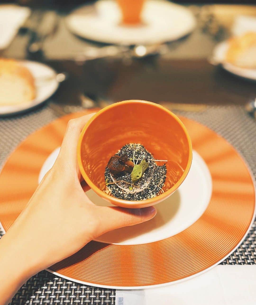 伊藤沙菜さんのインスタグラム写真 - (伊藤沙菜Instagram)「・ hache restaurant 🍽 @hache_crosshotel_sapporo   ひめ（ @hinata__hime ）を誘って クロスホテルに入ってる （ @crosshotel_sapporo ） 「hache restaurant」のコースを一丁前にいただいてきたのだが🥳👏🏻www ㅤㅤㅤㅤㅤㅤㅤㅤㅤㅤㅤㅤㅤ まさかの2,900円でした🥹 ㅤㅤㅤㅤㅤㅤㅤㅤㅤ 大満足だった🥹 ㅤㅤㅤㅤㅤㅤㅤㅤㅤㅤㅤㅤ ㅤㅤㅤㅤㅤㅤㅤㅤㅤㅤㅤぜんっぶ美味しかったけど、海鮮のパフェが好きすぎて700円追加した甲斐があったと思いました🥹 そして、デザートは選び放題🍰❤️ ㅤㅤㅤㅤㅤㅤㅤㅤㅤㅤㅤㅤㅤ ほんっとに良すぎて、ぜひ行っていただきたいのでしっかり頭の中に入れ込んでてほしいさ🤩🤩✨ ㅤㅤㅤㅤㅤㅤㅤㅤㅤㅤㅤㅤㅤ ちなみに人気すぎて満席でした🥹❤️ お客さまの層が様々でかしこまりすぎず落ち着いてw安心して食べれました🙇🏻‍♀️🙇🏻‍♀️✨ ㅤㅤㅤㅤㅤㅤㅤㅤㅤㅤㅤㅤㅤ 人気店見つけられて嬉しい🥹❤️  ㅤㅤㅤㅤㅤㅤㅤㅤㅤㅤㅤㅤㅤひめと久しぶりに2人でゆっくり話せて、お誕生日のプレゼント🎁も渡せて彼女にとってもあたしにとってもとても良い日になりました🤗❤️←えっ😇www ㅤㅤㅤㅤㅤㅤㅤㅤㅤㅤㅤㅤㅤ ディナーだと金額もwかしこまりすぎるところが多いが ランチだと行きやすくて、あたしそうゆうお店見つけるのほんっとしゅき🥹❤️爆笑  ㅤㅤㅤㅤㅤㅤㅤㅤㅤㅤㅤㅤㅤㅤㅤㅤㅤㅤㅤㅤㅤㅤㅤㅤㅤ #37RecommendedLunch ↑ こちらのタグでおすすめランチ出てきます😚👌🏻✨（久しぶり😇w）」9月27日 19時35分 - 37room_official