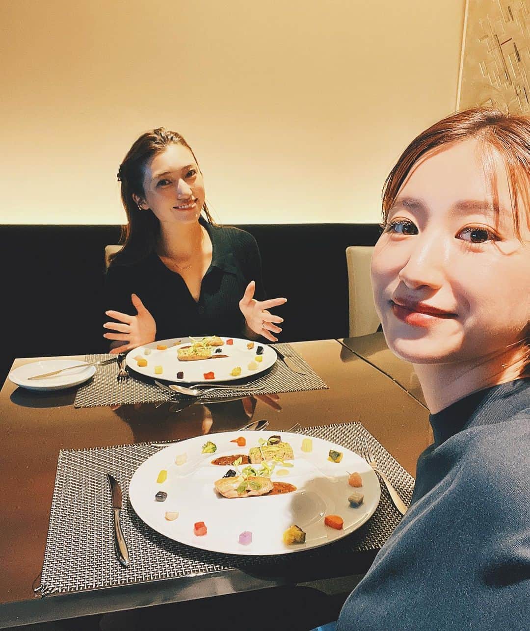 伊藤沙菜さんのインスタグラム写真 - (伊藤沙菜Instagram)「・ hache restaurant 🍽 @hache_crosshotel_sapporo   ひめ（ @hinata__hime ）を誘って クロスホテルに入ってる （ @crosshotel_sapporo ） 「hache restaurant」のコースを一丁前にいただいてきたのだが🥳👏🏻www ㅤㅤㅤㅤㅤㅤㅤㅤㅤㅤㅤㅤㅤ まさかの2,900円でした🥹 ㅤㅤㅤㅤㅤㅤㅤㅤㅤ 大満足だった🥹 ㅤㅤㅤㅤㅤㅤㅤㅤㅤㅤㅤㅤ ㅤㅤㅤㅤㅤㅤㅤㅤㅤㅤㅤぜんっぶ美味しかったけど、海鮮のパフェが好きすぎて700円追加した甲斐があったと思いました🥹 そして、デザートは選び放題🍰❤️ ㅤㅤㅤㅤㅤㅤㅤㅤㅤㅤㅤㅤㅤ ほんっとに良すぎて、ぜひ行っていただきたいのでしっかり頭の中に入れ込んでてほしいさ🤩🤩✨ ㅤㅤㅤㅤㅤㅤㅤㅤㅤㅤㅤㅤㅤ ちなみに人気すぎて満席でした🥹❤️ お客さまの層が様々でかしこまりすぎず落ち着いてw安心して食べれました🙇🏻‍♀️🙇🏻‍♀️✨ ㅤㅤㅤㅤㅤㅤㅤㅤㅤㅤㅤㅤㅤ 人気店見つけられて嬉しい🥹❤️  ㅤㅤㅤㅤㅤㅤㅤㅤㅤㅤㅤㅤㅤひめと久しぶりに2人でゆっくり話せて、お誕生日のプレゼント🎁も渡せて彼女にとってもあたしにとってもとても良い日になりました🤗❤️←えっ😇www ㅤㅤㅤㅤㅤㅤㅤㅤㅤㅤㅤㅤㅤ ディナーだと金額もwかしこまりすぎるところが多いが ランチだと行きやすくて、あたしそうゆうお店見つけるのほんっとしゅき🥹❤️爆笑  ㅤㅤㅤㅤㅤㅤㅤㅤㅤㅤㅤㅤㅤㅤㅤㅤㅤㅤㅤㅤㅤㅤㅤㅤㅤ #37RecommendedLunch ↑ こちらのタグでおすすめランチ出てきます😚👌🏻✨（久しぶり😇w）」9月27日 19時35分 - 37room_official