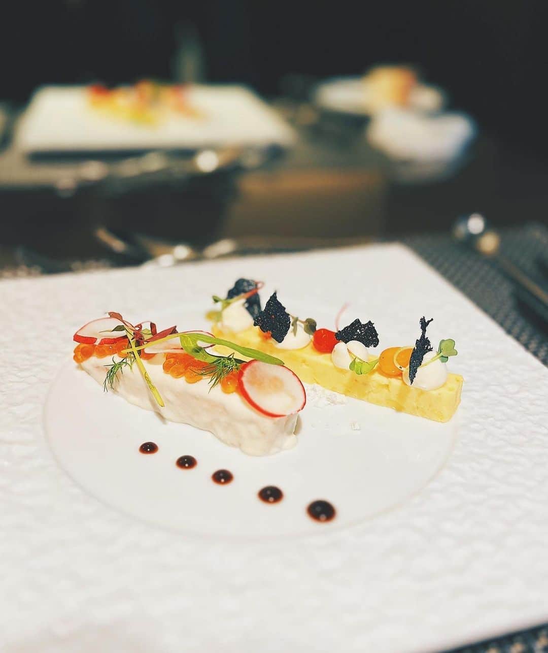 のインスタグラム：「・ hache restaurant 🍽 @hache_crosshotel_sapporo   ひめ（ @hinata__hime ）を誘って クロスホテルに入ってる （ @crosshotel_sapporo ） 「hache restaurant」のコースを一丁前にいただいてきたのだが🥳👏🏻www ㅤㅤㅤㅤㅤㅤㅤㅤㅤㅤㅤㅤㅤ まさかの2,900円でした🥹 ㅤㅤㅤㅤㅤㅤㅤㅤㅤ 大満足だった🥹 ㅤㅤㅤㅤㅤㅤㅤㅤㅤㅤㅤㅤ ㅤㅤㅤㅤㅤㅤㅤㅤㅤㅤㅤぜんっぶ美味しかったけど、海鮮のパフェが好きすぎて700円追加した甲斐があったと思いました🥹 そして、デザートは選び放題🍰❤️ ㅤㅤㅤㅤㅤㅤㅤㅤㅤㅤㅤㅤㅤ ほんっとに良すぎて、ぜひ行っていただきたいのでしっかり頭の中に入れ込んでてほしいさ🤩🤩✨ ㅤㅤㅤㅤㅤㅤㅤㅤㅤㅤㅤㅤㅤ ちなみに人気すぎて満席でした🥹❤️ お客さまの層が様々でかしこまりすぎず落ち着いてw安心して食べれました🙇🏻‍♀️🙇🏻‍♀️✨ ㅤㅤㅤㅤㅤㅤㅤㅤㅤㅤㅤㅤㅤ 人気店見つけられて嬉しい🥹❤️  ㅤㅤㅤㅤㅤㅤㅤㅤㅤㅤㅤㅤㅤひめと久しぶりに2人でゆっくり話せて、お誕生日のプレゼント🎁も渡せて彼女にとってもあたしにとってもとても良い日になりました🤗❤️←えっ😇www ㅤㅤㅤㅤㅤㅤㅤㅤㅤㅤㅤㅤㅤ ディナーだと金額もwかしこまりすぎるところが多いが ランチだと行きやすくて、あたしそうゆうお店見つけるのほんっとしゅき🥹❤️爆笑  ㅤㅤㅤㅤㅤㅤㅤㅤㅤㅤㅤㅤㅤㅤㅤㅤㅤㅤㅤㅤㅤㅤㅤㅤㅤ #37RecommendedLunch ↑ こちらのタグでおすすめランチ出てきます😚👌🏻✨（久しぶり😇w）」
