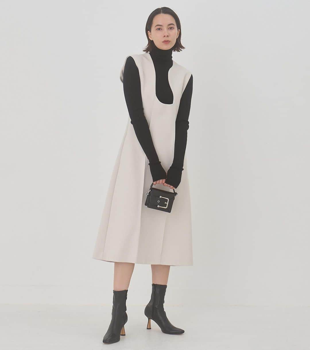 のインスタグラム：「New Arrival >>> IN STORE NOW . . ☑︎ Organic Line Neck Dress ¥29,000+tax (Color: Black, Off White)  ☑︎ Wholegarment Turtle KNIT ¥19,000+tax (Color: Gray, Navy, White, Black)  #lecielbleu #ルシェルブルー　#aw23 #fashion  #styling #organic #dress #wholegarment #turtleknit」
