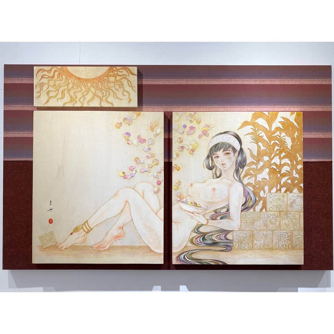 吉野史桜さんのインスタグラム写真 - (吉野史桜Instagram)「#高橋まや さんの個展、 『#小躍りする細胞 』に行って来たよ😆✨  つじさんとのコラボラジオにも ゲストでいらっしゃってくれた高橋まやさん、 お会いするのは3回めかな？  作品を生み出す時のことや まやさんの感覚をたくさん話してくれて大充実でした☺️✨  可愛い細胞ちゃんたちがたくさん躍っていて 素敵な展示だったよ〜🎵  可愛いくて繊細で綺麗 ➕ なんか自由で楽しくて美味しそう  って感じが好き🕊️  そんなまやさんになんとつじさんとのツーショットを イラストにしていただきました😳✨  ひぇ〜！ありがたすぎる！ 可愛いぃ〜！このあんぱん帽子欲しい　笑笑笑  #高橋まや作品 #gallerytk2 #個展 #art #artgallery」9月27日 19時28分 - shionyoshino