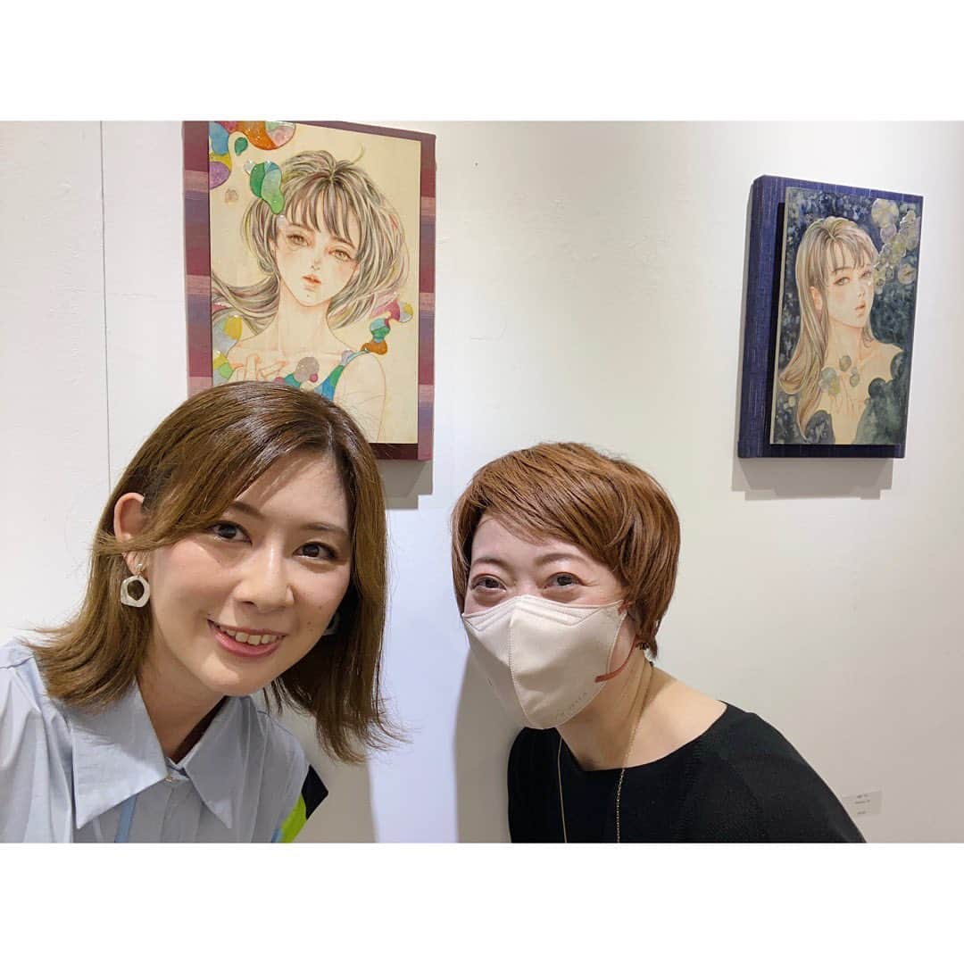 吉野史桜さんのインスタグラム写真 - (吉野史桜Instagram)「#高橋まや さんの個展、 『#小躍りする細胞 』に行って来たよ😆✨  つじさんとのコラボラジオにも ゲストでいらっしゃってくれた高橋まやさん、 お会いするのは3回めかな？  作品を生み出す時のことや まやさんの感覚をたくさん話してくれて大充実でした☺️✨  可愛い細胞ちゃんたちがたくさん躍っていて 素敵な展示だったよ〜🎵  可愛いくて繊細で綺麗 ➕ なんか自由で楽しくて美味しそう  って感じが好き🕊️  そんなまやさんになんとつじさんとのツーショットを イラストにしていただきました😳✨  ひぇ〜！ありがたすぎる！ 可愛いぃ〜！このあんぱん帽子欲しい　笑笑笑  #高橋まや作品 #gallerytk2 #個展 #art #artgallery」9月27日 19時28分 - shionyoshino