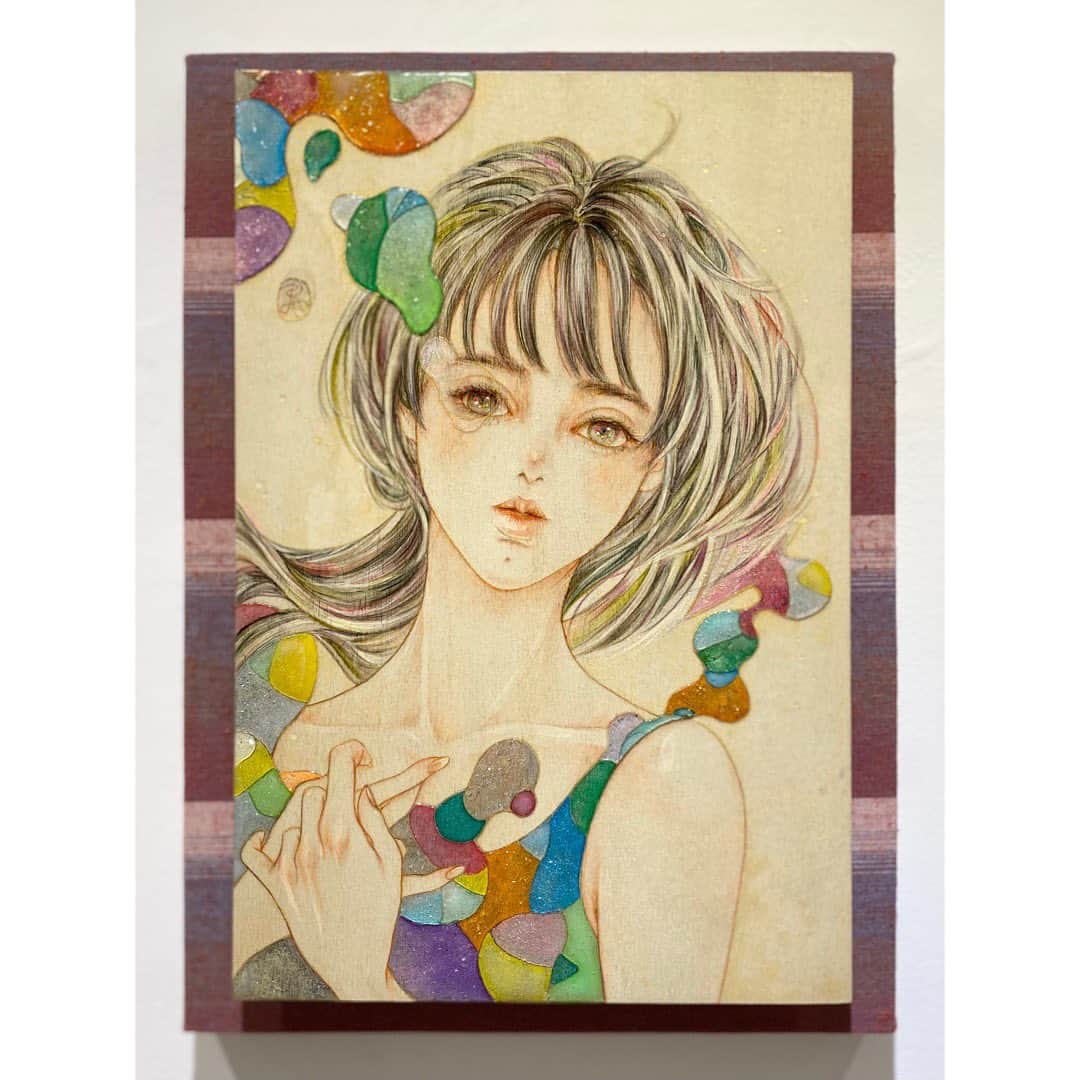 吉野史桜のインスタグラム：「#高橋まや さんの個展、 『#小躍りする細胞 』に行って来たよ😆✨  つじさんとのコラボラジオにも ゲストでいらっしゃってくれた高橋まやさん、 お会いするのは3回めかな？  作品を生み出す時のことや まやさんの感覚をたくさん話してくれて大充実でした☺️✨  可愛い細胞ちゃんたちがたくさん躍っていて 素敵な展示だったよ〜🎵  可愛いくて繊細で綺麗 ➕ なんか自由で楽しくて美味しそう  って感じが好き🕊️  そんなまやさんになんとつじさんとのツーショットを イラストにしていただきました😳✨  ひぇ〜！ありがたすぎる！ 可愛いぃ〜！このあんぱん帽子欲しい　笑笑笑  #高橋まや作品 #gallerytk2 #個展 #art #artgallery」