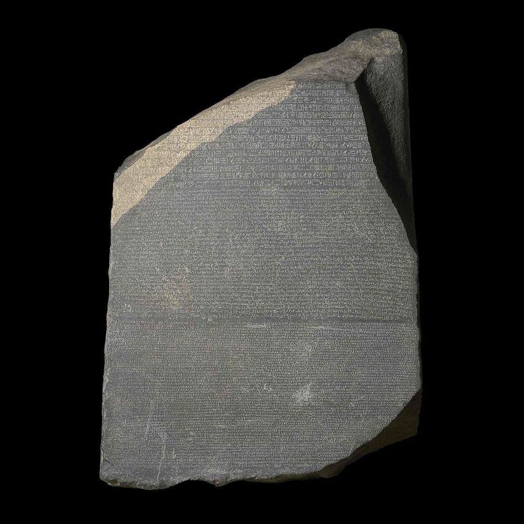 大英博物館のインスタグラム：「The Rosetta Stone is one of the most famous objects in the Museum – but what is it?  On the 201st anniversary of its decipherment, read on to discover how this ancient object sparked a modern rivalry that changed the world forever…   ✏ The writing on the stone is a decree, saying that the priests of a temple in Memphis supported the king. The decree was copied on to large stone slabs called stelae, which were put in every temple in Egypt.   📜 The decree was written into three languages: Demotic (everyday script), Ancient Greek (the language of administration), and hieroglyphs (suitable for a priestly decree).  ⛏ In 1799, the stone was discovered by Napolean’s soldiers while digging the foundations of an addition to a fort near the town of Rashid (Rosetta) in the Nile Delta. It had apparently been built into a very old wall.  🧪 The English physicist Thomas Young was one of the first to show that some of the hieroglyphs on the Rosetta Stone wrote the sounds of a royal name, that of Ptolemy.   💡 The French scholar Jean-François Champollion then realised that hieroglyphs recorded the sound of the Egyptian language. Together with his knowledge of the Coptic, he began reading the inscription fully.  🏆 Champollion made a breakthrough on 22 September 1822, exclaiming to his brother ‘Je tiens l'affaire!’ (‘I've got it!’). He then promptly collapsed from excitement.  ✉ Finally, on 27 September 1822 Champollion presented his research to Paris’ Académie des Inscriptions et Belles Lettres, with his rival Thomas Young in the audience, and the rest is history!  🗝 Unlock everything you ever wanted to know about the Rosetta Stone over on our blog – just follow the link in our bio.   🔎 The Rosetta Stone, from Rashid (Rosetta), Egypt, 196 BC.   #BritishMuseum #AncientEgypt #Hieroglyphs #RosettaStone」