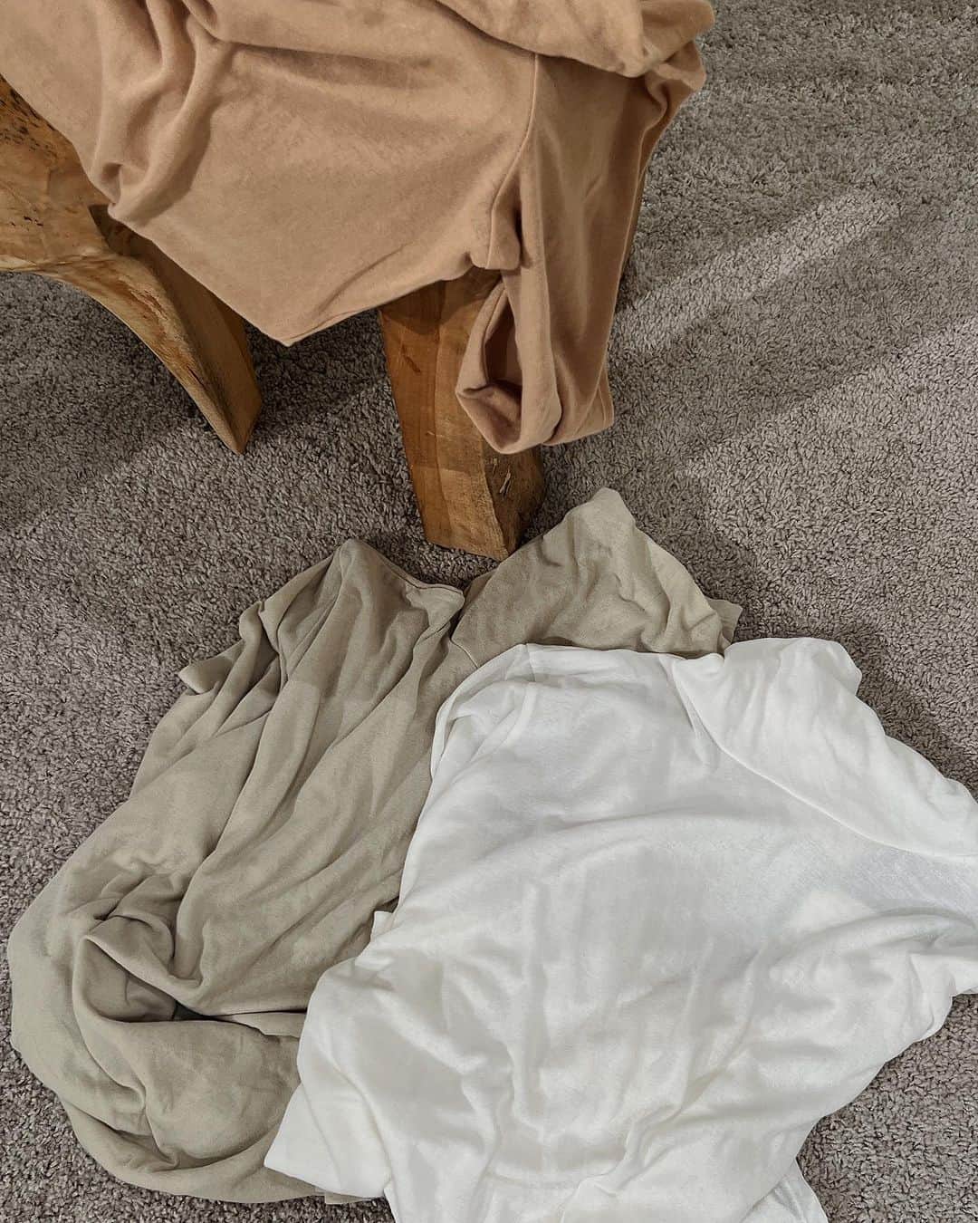 ETRÉ TOKYO ストアのインスタグラム：「@etretokyo  【9/28 New Arrival】 ㅤㅤㅤ ㅤㅤ #ETREハイネックガーゼロンTee WHITE / BEIGE / GREEN F size ¥11,000(tax in)  ㅤㅤㅤ  新宿スタッフ @etretokyo_nami 167cm  ㅤㅤㅤ 着用カラー：WHITE  - - - - - - - - - - - - - - - - - - - - - - - - - - - -  商品詳細はTOPページURLよりチェック🔍 ›› @etretokyo_store  ㅤㅤㅤ スタッフコーディネートも毎日更新中【 #etretokyo_staff_ootd 】をフォロー🐿️  TOPページの"フォロー中"から 気になるスタッフのアカウントをフォロー🤝  ㅤㅤㅤ ㅤㅤ  - - - - - - - - - - - - - - - - - - - - - - - - - - - - ⁡  【INFORMATION】 ⁡ㅤㅤㅤ ⁡ ※ 9/28(木)発売のアイテムは 9/29(金)12:00よりお在庫のある場合、ルミネカード会員様限定で店舗通販のご利用が可能です。  ⁡ ※お電話がつながりにくい可能性がございます。 ⁡ ※また混雑時には入場制限及び 試着点数の制限を設けさせて頂きます。 予めご了承ください。 ⁡ ⁡ ご理解、ご協力を賜りますよう 心よりお願い申し上げます。   ㅤㅤㅤ 【LUMINE SHINJUKU STORE】 ETRÉ TOKYO ルミネ新宿2店 TEL：03-5989-0979  ー営業時間ー (平日、土日祝)11:00-21:00 ⁡  #etretokyo#etre#fashion#etretokyoshinjuku #etre#2023etre#etretokyo_staff_ootd#2023aw #大人ファッションコーデ #シンプルスタイル #白黒コーデ  #オトナカジュアルコーデ #フラットシューズ #秋先取り #シアートップス #タックパンツ」