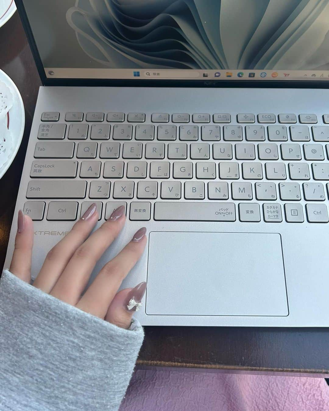 ひなこさんのインスタグラム写真 - (ひなこInstagram)「カフェで作業してる時間好き〰️☕️🤎 ...💻📧  この時使ってるやつが＜LAVIE N13＞のメタリックライトブルー🩵 Web/LINEなら24時間対応だから、知りたいときに調べられるし前に紹介した時も書いたんだけど本当に1kg前後しかないから持ち運びに便利〰️👜 #NEC #LAVIE #LAVIE_N13 #ノートパソコン #パソコン #大学生パソコン #pr」9月27日 19時31分 - hnk165