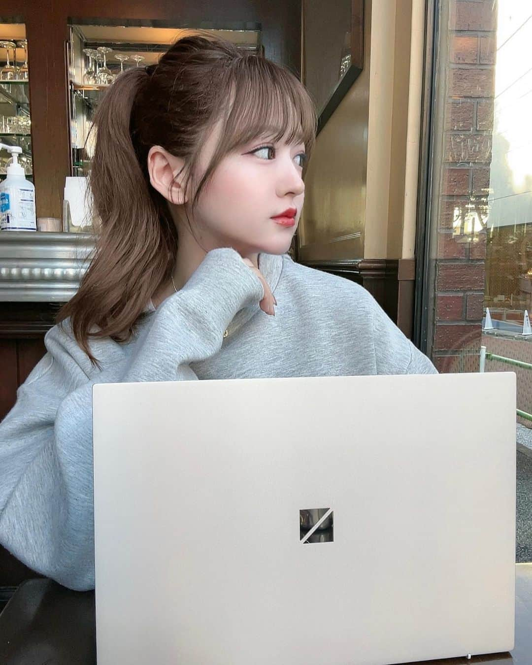 ひなこさんのインスタグラム写真 - (ひなこInstagram)「カフェで作業してる時間好き〰️☕️🤎 ...💻📧  この時使ってるやつが＜LAVIE N13＞のメタリックライトブルー🩵 Web/LINEなら24時間対応だから、知りたいときに調べられるし前に紹介した時も書いたんだけど本当に1kg前後しかないから持ち運びに便利〰️👜 #NEC #LAVIE #LAVIE_N13 #ノートパソコン #パソコン #大学生パソコン #pr」9月27日 19時31分 - hnk165