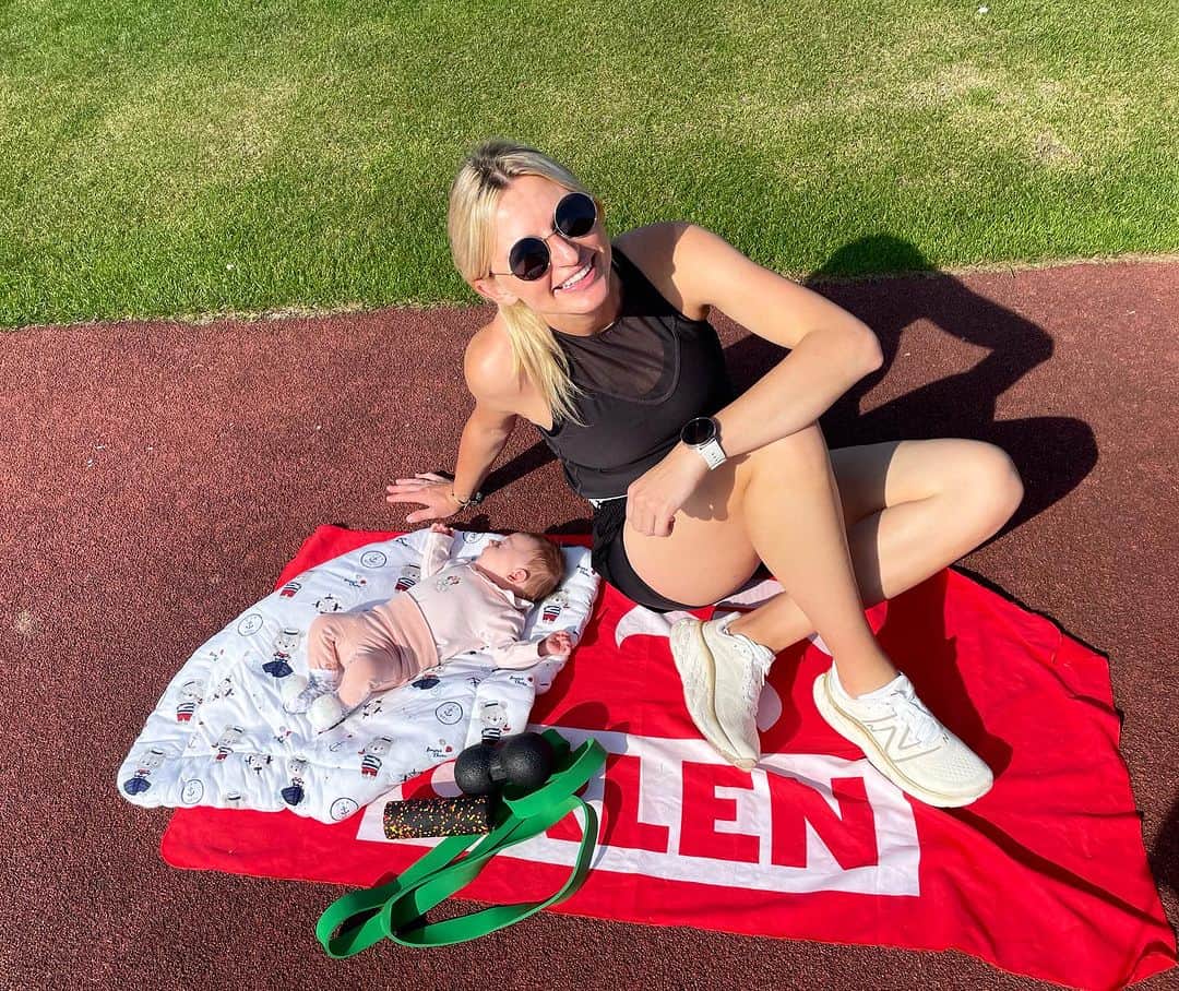 マウゴジャータ・ホルブのインスタグラム：「Dzisiaj trening z najlepszą sparing partnerką ❤️ Korzystamy z ostatnich ciepłych dni. ☀️  @newbalancerunning  @orlenteam_official  [współpraca reklamowa]  #aktywnamama #trening #wracamydoformy #mamaicorka #mumanddaughter #mumlife」