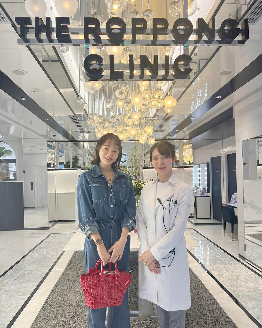 並川花連のインスタグラム：「美容DAY🧖🏻‍♀️✨  念願のTHE ROPPONGI CLINICへ🩷  クリニック🏥が恵比寿駅すぐ🚉 素敵すぎる一棟ビルの外装から内装に うっとり。。🥺🩷し、 本当にもう念願すぎた 生沙也加先生にお会いできた😭💓💓 (もう、これが推しに会うみたいな 気持ちなのかなと産まれて初めて 経験したくらい嬉しすぎて 終始どもどおろおろ🫨🥹😅💦)  今回はお肌治療をお願いして、 ・サマージェン ・ケアシス  (エレクトロポレーション) ・サリチル酸ピーリング を受けました🏥🧖🏻‍♀️✨💓  サマージェンは電磁波を照射することで 真皮層のコラーゲン生成を 促進させてくれる➕ -しわやたるみ毛穴の開きを改善して 脂肪層に熱が加わるから もたつきも改善されながら お肌が引き締まるというもの。  ケアシスは注射器不要で 美容成分を肌の深層まで導入できる 機器でおでこはピリッとしたけど ひたすらに気持ちよかった☺️🌿  ピーリングもほぼピリピリせず 最高でした😭✨  はじめに顔の皮膚がどうなってるか 状態を韓国のカメラで(写真6枚目) チェックしてもらったのですが 韓国のものなので厳しめ‥ と言われていて 肌年齢はまんま26… (これはいい方みたいでよかった👏🏻 中学生の頃から日焼け対策 頑張ってきてた甲斐があった🥹) お肌の調子から状態もしっかり チェックして頂いて マイナスを目指して通います🧖🏻‍♀️🔥  オーダーメイド治療で 自分史上最高の美を求める人は 本当にTHE ROPPONGI CLINICが おすすめ😭💓✨👏🏻🏥✨  気になる施術がまだまだ たくさんあるので そして沙也加先生にお会いできるのも たのしみに…😭またすぐ。✨💓 先生とお写真撮って頂いた嬉しい😭💓💓💓  #オーダーメイド治療  #theroppongiclinic  #THE ROPPONGI CLINIC #自分史上最高の美」