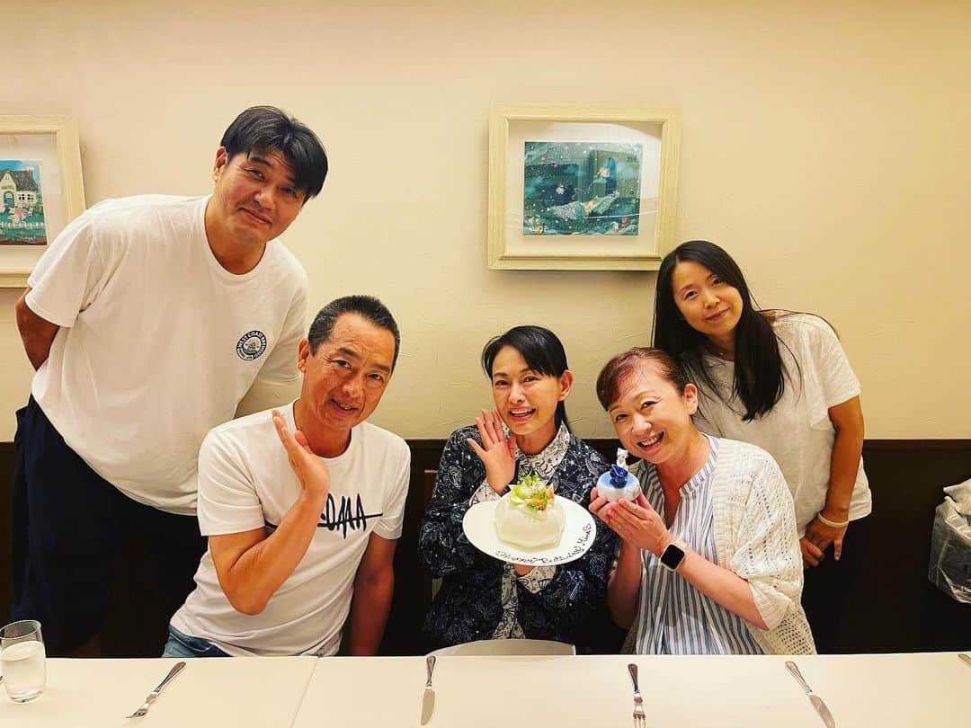 田中美奈子さんのインスタグラム写真 - (田中美奈子Instagram)「ご夫妻で経営している素敵なイタリアン🍝 イチヂクとシャインマスカットのバースデーケーキ🎂 本当に美味しかった😍😍 また伺います❣️ 素敵なサプライズ有難うございました🙏🏻🙏🏻#素敵なサプライズありがとう #サプライズ誕生日 #バースデーフォト撮影 #尼崎グルメ #尼崎イタリアン #ありがとうございます❤️ #birthday🎂」9月27日 19時33分 - tanakaminako0912