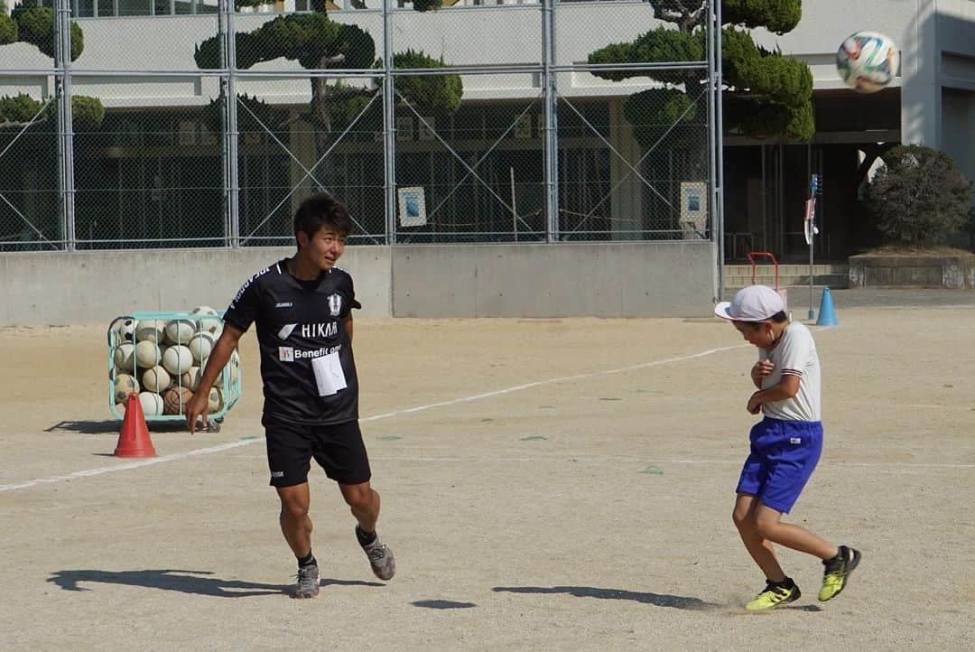 愛媛FCさんのインスタグラム写真 - (愛媛FCInstagram)「#ホムカツッ！  本日は、松山市立 #北条小学校 へ #谷本駿介 選手、#茂木駿佑 選手が訪問しました🏫 本日はもう一校！東温市立 #川上小学校 の #放課後わくわく教室 に #深澤佑太 選手、#木村卓斗 選手が訪問しました📝⚽️  本日も、沢山の児童の皆さまとサッカー交流をしました⚽️ 元気な子供たちにすぐに囲まれる選手4人を見て、今日も大変楽しく活動出来たと実感しました🙌  ご協力頂きました皆さま、ありがとうございました！  #ehimefc #松山市 #東温市 #ホームタウン活動 #学校訪問 #愛媛FCスクール #しゅんすけコンビ  #全力のヘディング  #なびく髪の毛  #全力で選手の元へ #今日ももみくちゃ  @shunsuke.80  @shunsukemotegi1002  @yuta081505  @takuto_kimura0516 @toon.city」9月27日 19時34分 - ehimefc12