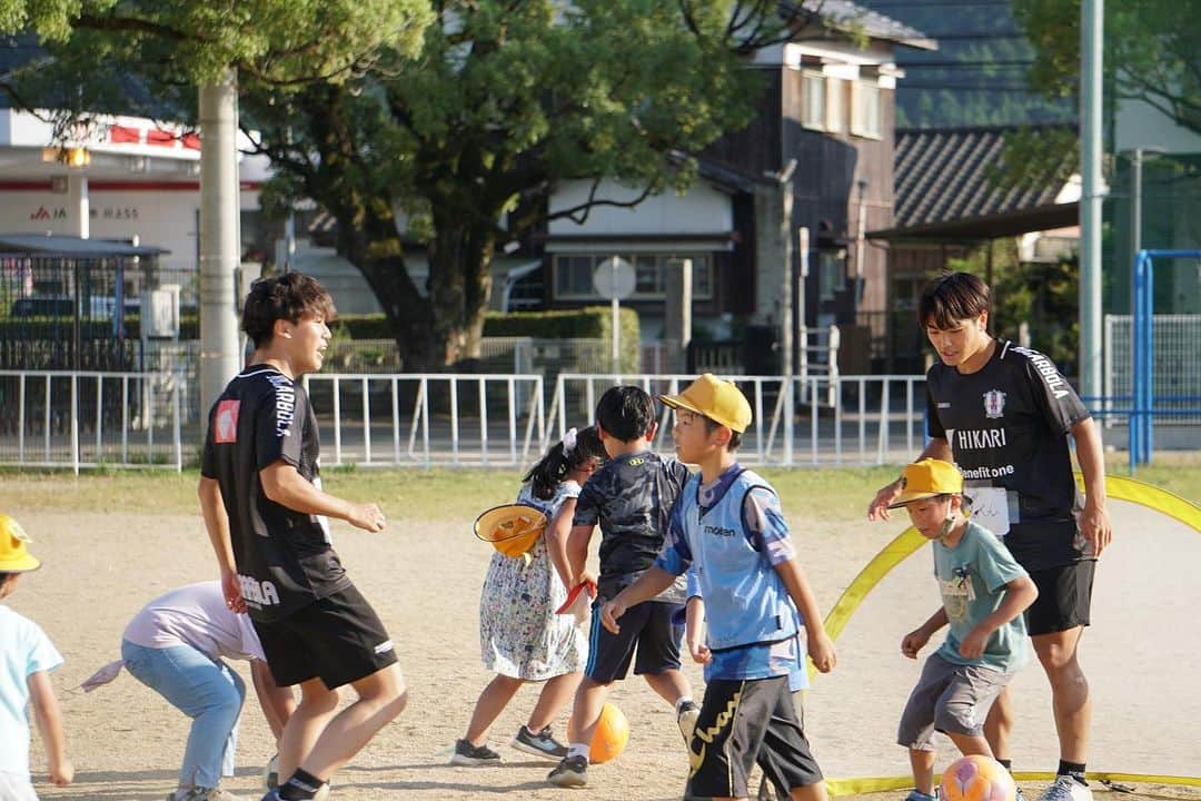 愛媛FCさんのインスタグラム写真 - (愛媛FCInstagram)「#ホムカツッ！  本日は、松山市立 #北条小学校 へ #谷本駿介 選手、#茂木駿佑 選手が訪問しました🏫 本日はもう一校！東温市立 #川上小学校 の #放課後わくわく教室 に #深澤佑太 選手、#木村卓斗 選手が訪問しました📝⚽️  本日も、沢山の児童の皆さまとサッカー交流をしました⚽️ 元気な子供たちにすぐに囲まれる選手4人を見て、今日も大変楽しく活動出来たと実感しました🙌  ご協力頂きました皆さま、ありがとうございました！  #ehimefc #松山市 #東温市 #ホームタウン活動 #学校訪問 #愛媛FCスクール #しゅんすけコンビ  #全力のヘディング  #なびく髪の毛  #全力で選手の元へ #今日ももみくちゃ  @shunsuke.80  @shunsukemotegi1002  @yuta081505  @takuto_kimura0516 @toon.city」9月27日 19時34分 - ehimefc12