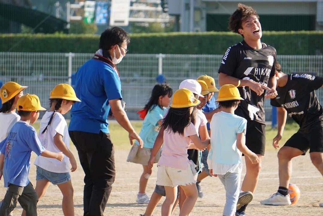 愛媛FCさんのインスタグラム写真 - (愛媛FCInstagram)「#ホムカツッ！  本日は、松山市立 #北条小学校 へ #谷本駿介 選手、#茂木駿佑 選手が訪問しました🏫 本日はもう一校！東温市立 #川上小学校 の #放課後わくわく教室 に #深澤佑太 選手、#木村卓斗 選手が訪問しました📝⚽️  本日も、沢山の児童の皆さまとサッカー交流をしました⚽️ 元気な子供たちにすぐに囲まれる選手4人を見て、今日も大変楽しく活動出来たと実感しました🙌  ご協力頂きました皆さま、ありがとうございました！  #ehimefc #松山市 #東温市 #ホームタウン活動 #学校訪問 #愛媛FCスクール #しゅんすけコンビ  #全力のヘディング  #なびく髪の毛  #全力で選手の元へ #今日ももみくちゃ  @shunsuke.80  @shunsukemotegi1002  @yuta081505  @takuto_kimura0516 @toon.city」9月27日 19時34分 - ehimefc12