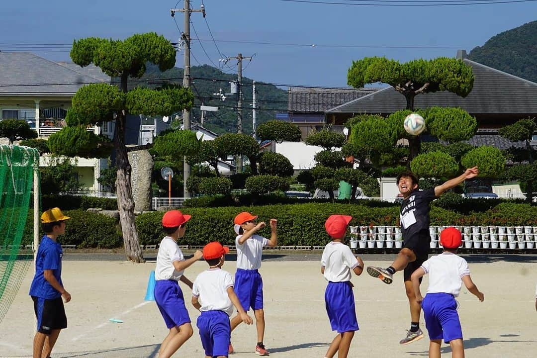 愛媛FCさんのインスタグラム写真 - (愛媛FCInstagram)「#ホムカツッ！  本日は、松山市立 #北条小学校 へ #谷本駿介 選手、#茂木駿佑 選手が訪問しました🏫 本日はもう一校！東温市立 #川上小学校 の #放課後わくわく教室 に #深澤佑太 選手、#木村卓斗 選手が訪問しました📝⚽️  本日も、沢山の児童の皆さまとサッカー交流をしました⚽️ 元気な子供たちにすぐに囲まれる選手4人を見て、今日も大変楽しく活動出来たと実感しました🙌  ご協力頂きました皆さま、ありがとうございました！  #ehimefc #松山市 #東温市 #ホームタウン活動 #学校訪問 #愛媛FCスクール #しゅんすけコンビ  #全力のヘディング  #なびく髪の毛  #全力で選手の元へ #今日ももみくちゃ  @shunsuke.80  @shunsukemotegi1002  @yuta081505  @takuto_kimura0516 @toon.city」9月27日 19時34分 - ehimefc12