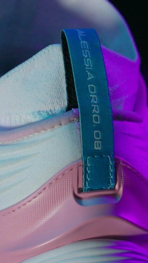 アレッシア・オッロのインスタグラム：「VB900 Stability x @alessiaorro8 👟🏐 Design dedicato: bianco accademico e un tocco di rosa ⚪💗 -  VB900 Stability x @alessiaorro8 👟🏐 Dedicated colorway: academic white with a touch of pink ⚪💗 . . . #kipsta_volleyball #decathlonvolleyball #decathlonitalia #decathlon #scarpe #scarpepallavolo #alessiaorro #pallavolo #volleyball #changevolleyball #vb900 #stability #cocreation #collab」