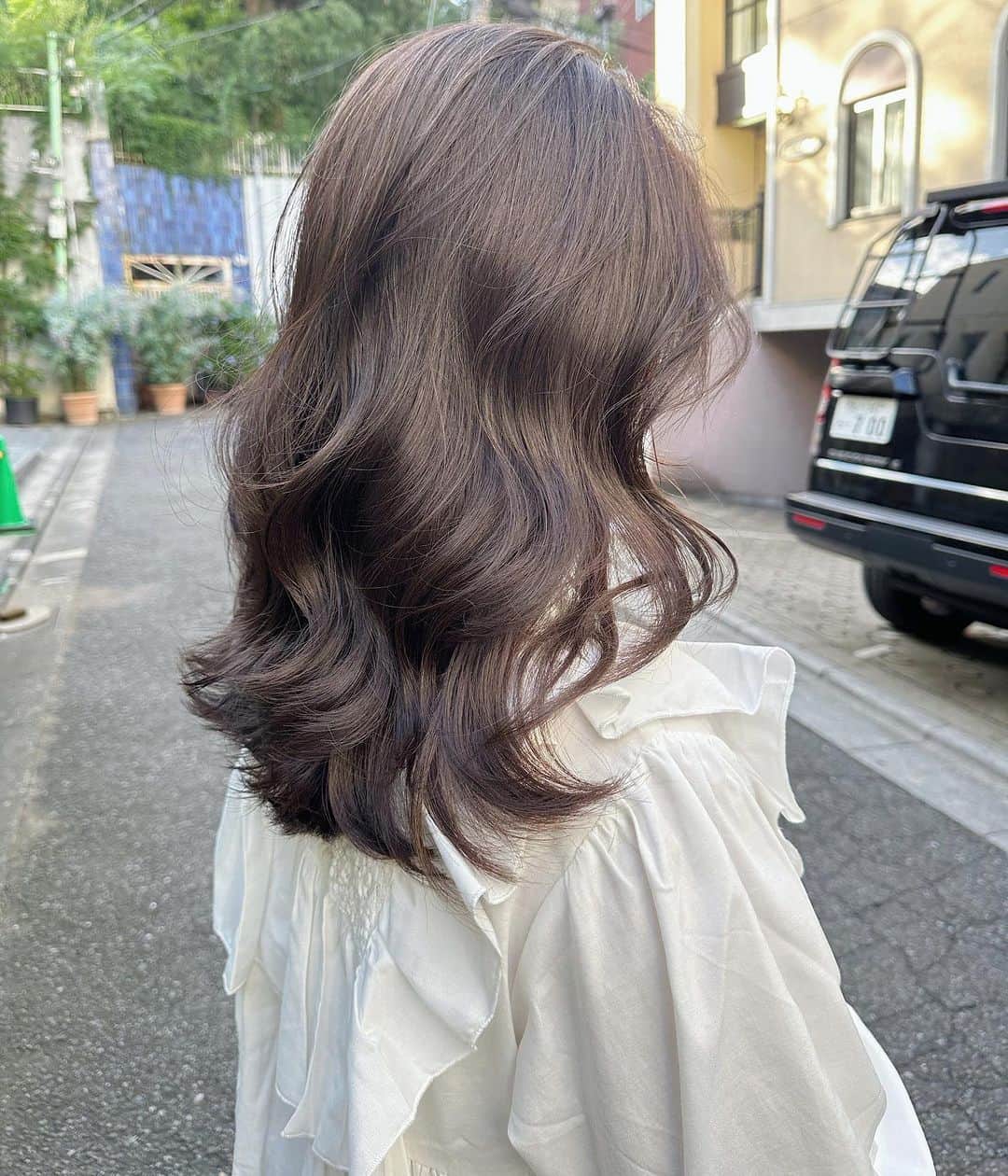 原宿表参道スガシュンスケさんのインスタグラム写真 - (原宿表参道スガシュンスケInstagram)「𝐏𝐫𝐞𝐦𝐢𝐮𝐦 𝐂𝐚𝐫𝐞 𝐂𝐨𝐥𝐨𝐫〜スモーキーブラウン〜 ⁡ 秋冬オススメな赤みを抑えたブラウンカラー☘️最新のプレミアムケアカラーで抜群の透明感とツヤツヤの最強コンビで超ダメージレス🌟😋 ⁡ プレミアムケアカラーのメニューにはイルミナカラー等の追加料金のかかるカラー剤はもちろん、プラスしてカラー剤に最新の処理剤を添加することにより、今回のカラーのダメージを抑えるのみならず、今までのカラーダメージを補修しながら施術ができます💇🏼‍♀️ ⁡ イルミカラーメニューにプラス1100円でも変更可能です🌸 ⁡ 透明感がありつつも上質な艶のある髪の毛にするためには、カラーやトリートメントはもちろんですが、カットベースもとっても大事です🤎 ⁡ 似合わせを大切にしたベースカット、毛量調整、質感調整にとてもこだわりがあります！ ⁡ トータルでプロデュースさせて頂きます☀️ ⁡ オフィスでも浮かない明るさ設定で安心☀️ ⁡ 暗髪や縮毛履歴のある方はブリーチ無しダブルカラー(ダブルケアカラー)がお勧め！ ⁡ また、白髪が多くすぐに根元が気になってしまうお客様、白髪染めを卒業していきたいお客様も合わせてご相談くださいね🙋🏽‍♀️ ⁡ 🌸白髪染めを使わずに白髪を染める(彩る)🌸最新の施術方法になります☀️ ⁡ プロフィールハイライト欄に ⁡ 【白髪染め卒業(白髪活かし)】こちらにまとめてあります🐶 ⁡ 【  @tierra_shunsuke_suga 】よりご覧ください😊 ⁡ 複雑な履歴のある方は初回の状態によっては2〜3回以上のご来店で髪の毛を育てていく必要があります😊 ⁡ 責任をもって理想の髪まで導きます❤️ ⁡ 【ショートやボブのカットも大好き🌟】 ⁡ 見やすいようにアカウントを分けてあります 【  @tierra_suga_shortandbob 】 ⁡ ✔️ご予約どしどしお待ちしております🤎 今週のご予約も大歓迎です🙆 ⁡ ✔️学生〜OL、主婦層の方、生活環境に合わせてご提案させていただきます🤩 ⁡ 〜髪の毛を育てるカラーでツヤと透明感の共存💘〜 ⁡ ⁡ ★もっと髪色の透明感がほしい！ ★赤みオレンジ味が消えない！ ★似合う髪型がわからない！ ★今までで１番可愛くキレイになりたい！ ★白髪染めでもおしゃれに染めたい！ ★白髪染めを卒業したい ★朝のスタイリング時間短縮したい！ ★ツヤサラで感動したい！ ★過去のハイライトベースで困ってる ★ダメージが気になる ！ ⁡ どんなお悩みでもご相談頂ければ、全力で施術致します🙇🏾‍♀️ お客様の今までの一番を目指して、丁寧なカウンセリングと圧倒的な経験値で全力で可愛くします😎  ⁡ ⁡  ＊ご新規様限定クーポン＊ ⁡ 【カット＋プレミアムケアカラー＋Aujuaトリートメント】24300円→22000円 (指名料込み) ⁡ 【＊最高級プラン＊プレミアムケアカラー＋超音波Aujuaトリートメント＋カット】¥27500→¥23100(指名料込み) ⁡ 【髪質改善プレミアムケアカラー】美髪エステ＋イルミナカラー＋カット ¥29150 ⁡ 【髪質改善】美髪矯正(縮毛矯正)＋似合わせカット ¥25850 ⁡ 【髪質改善】美髪エステ＋似合わせカット ¥22550 ⁡ 【プレミアムケアカラー＋Aujua超音波トリートメント】¥22000→¥18700 ⁡ 【プレミアムダブルケアカラー(ブリーチなしダブル)+aujuaトリートメント】 ¥30800→¥25300 ⁡ その他パーマメニュー含むクーポン多数あり🌟 ⁡ 𝑻𝒊𝒆𝒓𝒓𝒂 𝐒𝐓𝐎𝐑𝐄 𝐌𝐀𝐍𝐄𝐆𝐄𝐑/𝐃𝐈𝐑𝐄𝐂𝐓𝐎𝐑/𝐒𝐔𝐆𝐀 𝐒𝐇𝐔𝐍𝐒𝐔𝐊𝐄  メインアカウント【 @tierra_shunsuke_suga 】 ショートアカウント【 @tierra_suga_shortandbob 】 ⁡ ➖➖➖➖➖➖➖➖➖➖➖➖➖➖➖➖➖➖ ▷ 𝑻𝒊𝒆𝒓𝒓𝒂 ▷東京都渋谷区神宮前6-28-3 Gビル神宮前06 B1F  ▷Tel 0364188005  月曜日〜金曜日 11:00〜20:30 土曜日  10:00〜20:00 日曜日 祝日  10:00〜19:00 毎週火曜定休(※祝日の場合は営業) ➖➖➖➖➖➖➖➖➖➖➖➖➖➖➖➖➖➖」9月27日 19時44分 - tierra_shunsuke_suga