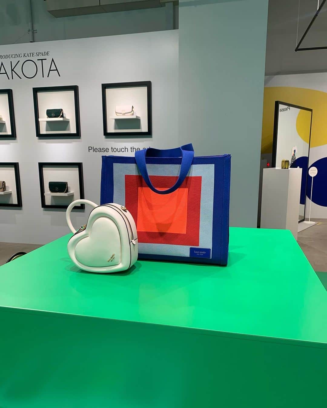 Shiho Sasakiさんのインスタグラム写真 - (Shiho SasakiInstagram)「明日から10/1まで開催中の「Kate Spade Dakota Event」へ ひと足お先に遊びに行ってきました！  色とりどりの会場内にはアート作品のような展示もあり、 美術館にお邪魔したような素敵な内装でした🖼️ 新作バッグKate Spade Dakotaも 様々なカラーと素材があって、 こんなお洋服に持ちたいなーなんて想像してました💭  #katespadejapan #katespadenydakota #ケイトスペードダコタ #ケイトスペードアドベンチャー」9月27日 19時37分 - shihomurata0718