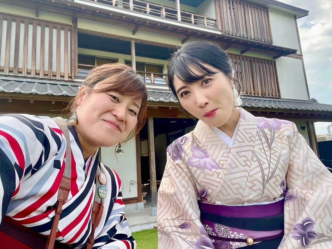 久保井朝美さんのインスタグラム写真 - (久保井朝美Instagram)「👘 私の頼れるお城仲間💞  胡桃まんじゅう もぐもぐタイムです😋  お城めぐりと 食べ歩きはセット🫶  心もお腹も満たされた〜❤️  #胡桃饅頭 #門前通り #笠間グルメ #着物女子会 #着物観光 #お城めぐり #城ガール #いなもとかおり #久保井朝美 #茨城県笠間市」9月27日 19時38分 - asami_k920