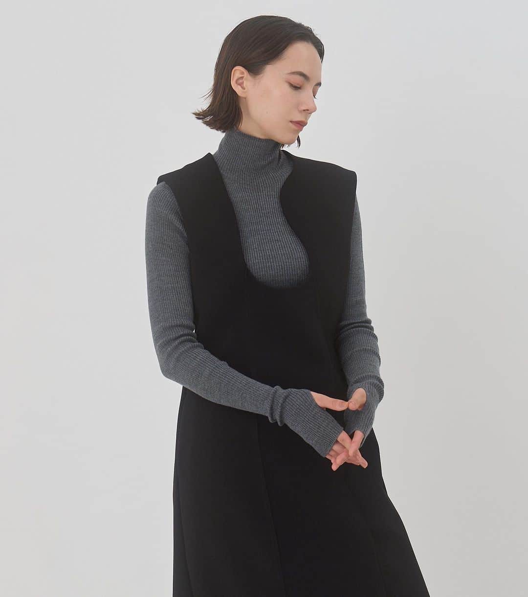 のインスタグラム：「New Arrival >>> IN STORE NOW . . ☑︎ Organic Line Neck Dress ¥29,000+tax (Color: Black, Off White)  ☑︎ Wholegarment Turtle KNIT ¥19,000+tax (Color: Gray, Navy, White, Black)  #lecielbleu #ルシェルブルー　#aw23 #fashion  #styling #organic #dress #wholegarment #turtleknit」