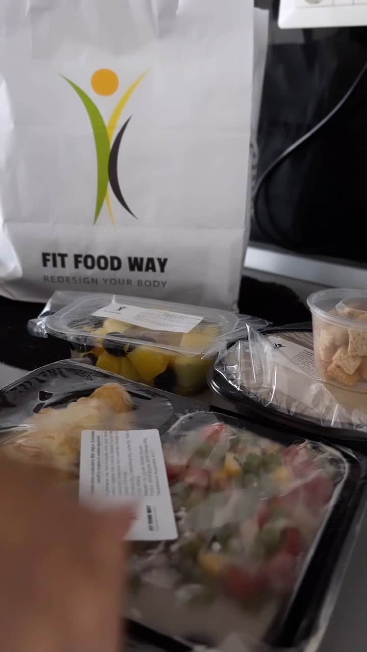 ラリサ・ヨルダケのインスタグラム：「În călătoria noastră spre un stil de viață sănătos, alimentația joacă un rol esențial. @fitfoodway  🤍🥗🥭」