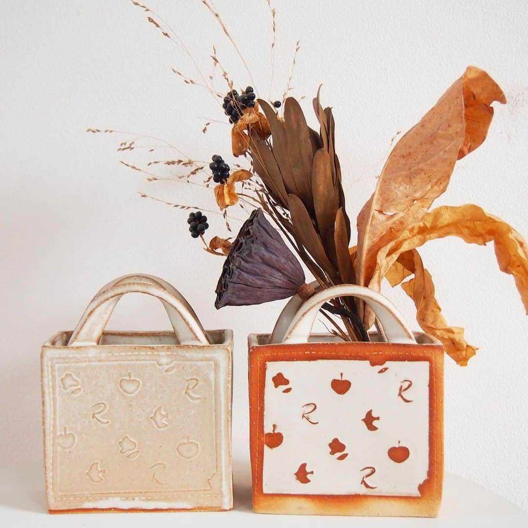 木村涼子のインスタグラム：「2023.9.27 新作のバッグ 作ってみたかったブランド風 #花器　#器　#陶芸　#バッグ」
