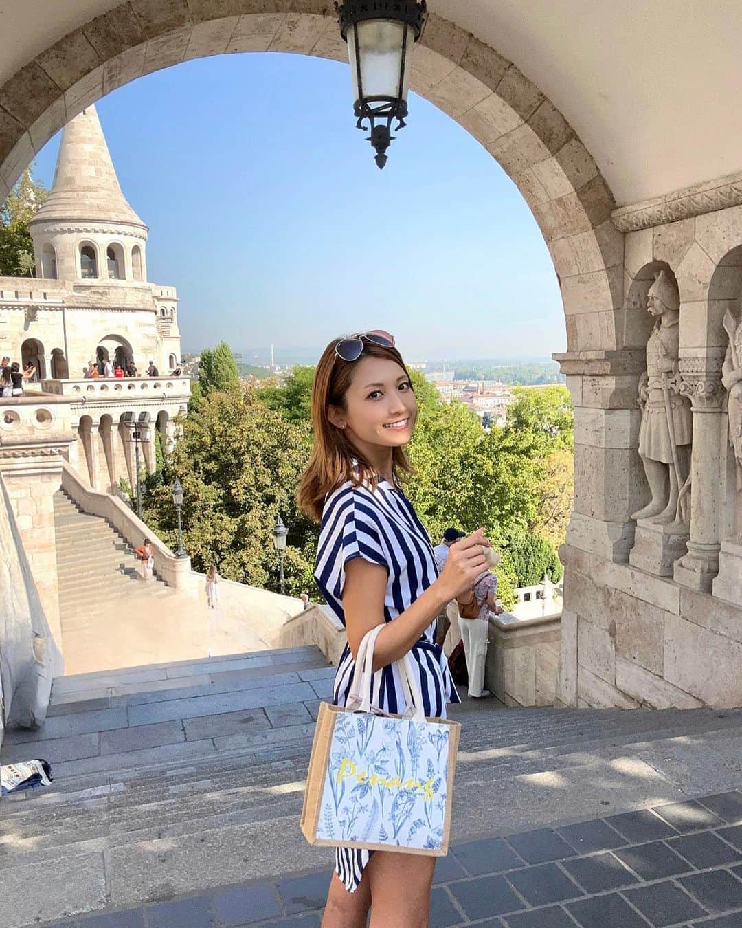 市原彩花のインスタグラム：「Budapest, Hungary🇭🇺  ハンガリーは41カ国目でした🤭 最終日はバスカード買って一人で街を散策🚌 ブダ城のエリアも無料で入れて綺麗だった😙  ハンガリーは食事も美味しくて物価も安め❤️ フォアグラの産地だから、3切れも乗って4000円以下🥹 貴腐ワインも激ウマ🥺 このレストラン超オススメ🍽️ 📍Cafe kor(写真7枚目)  スーパーでフォアグラのパテ売ってたけど50g80円〜とかだった😂 ワインもボトル200円とかのでも美味しくてびっくり😳  写真8枚目はランゴスって食べ物で、ハンガリーのストリートフードらしい😙 薄い揚げパンにサワークリーム+チーズがたっぷり乗ってカロリー爆弾💣 昼フォアグラ+ワイン、夜ランゴス+ビールいった私の胃袋正気？😂  ブダペストは想像以上に見どころあって素敵な国でした🇭🇺 治安良い、物価安い、ご飯美味しい、温泉楽しい、ドナウ川クルーズ絶景、建物美しい、ゴミ落ちてない、交通機関便利、英語やユーロもほぼ使える… 最高かよ＼(^o^)／💖 あーちゃん激推しの国です🥰 良すぎたからタグでまとめた🤭 #あーちゃんハンガリー ハイライトにも詳しく載せてるよ☺️ いつか行ってみてね😉  #ブダ城#budacastle#fishermansbastion#ハンガリー#Hungary#ブダペスト#Budapest#ハンガリー旅行#ヨーロッパ旅行#ヨーロッパ観光#ヨーロッパ#hungarytravel#hungary_gram#hungarytrip#europe#europetravel#europetrip」