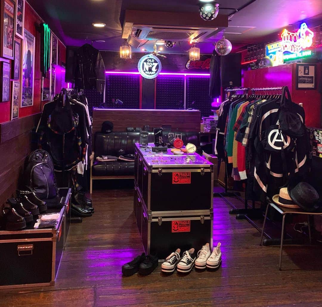 のインスタグラム：「明日9月28日(木)〜30日(土)、POP UP SHOP TOURを福岡・親不孝通りのSINISTER ALLEYで開催致します!! 新作アイテム、コラボアイテム等、多数ご用意して店頭にて皆様の御来店をお待ちしておりますので宜しくお願い致します😊🍻  Tears of Swan POP UP SHOP AUTUMN TOUR 2023  DAY:9/28(Thu)〜30(Sun) TIME:13:00-20:00 SHOP:SINISTER ALLEY PLACE:福岡市中央区天神3-6-10  天神エイトビル3F TEL:092-771-1723  @tears_of_swan  #tearsofswan  #popupshoptour #popupshop @sinisteralley  @zodiac_crypt  #親不孝通り  #福岡」