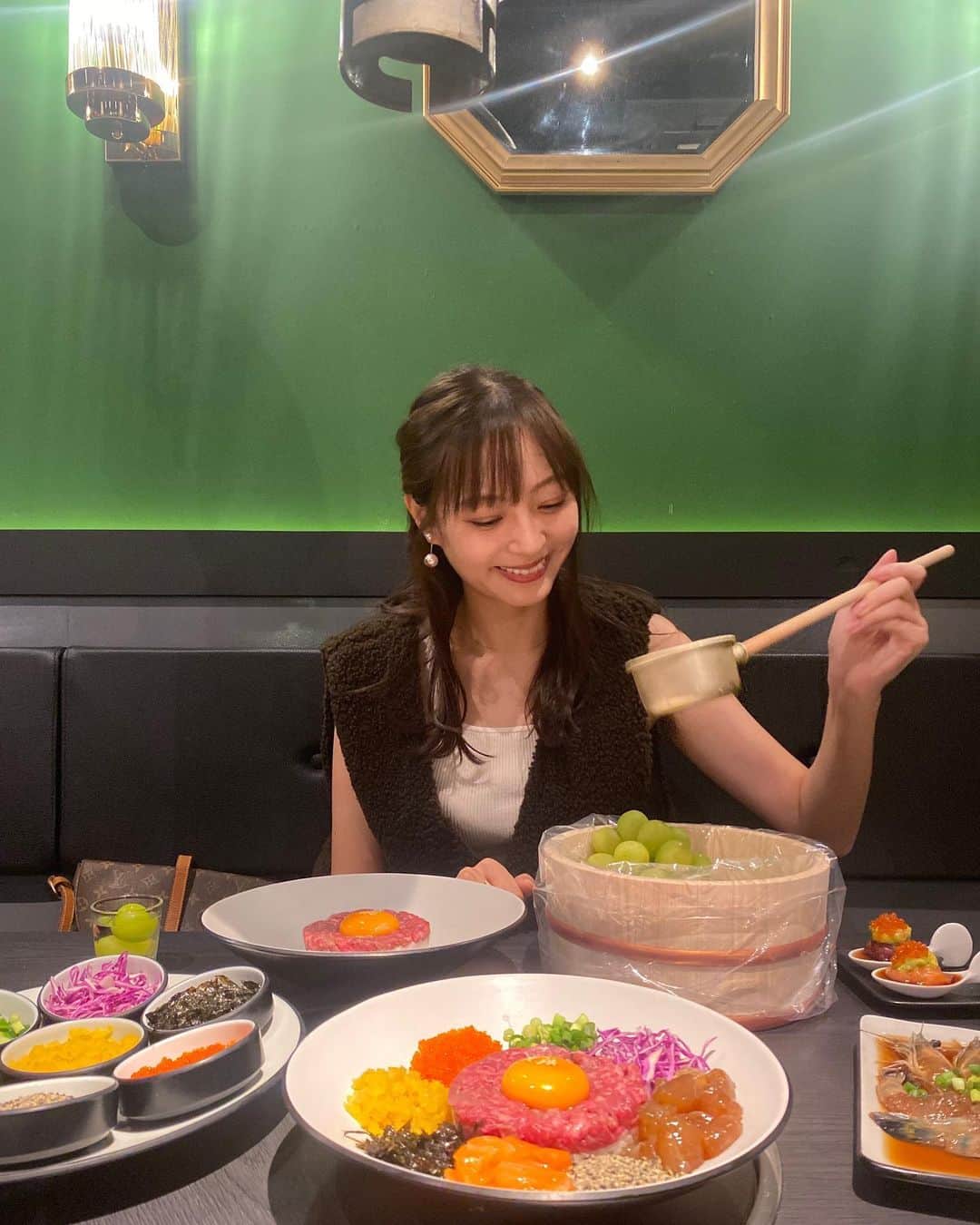 和田瞳さんのインスタグラム写真 - (和田瞳Instagram)「韓国料理を食べに @gogiiyagi へ🌶♡  最近チュクミにハマっていてチュクミサムギョプサルを。 ビビンパもカラフルだし風呂桶チャミスルもインパクトあるし、運ばれて来た瞬間からテンション上がったな〜🥰  みなさま韓国料理の中で何が好きですか？  pierce : #mineng vest : #melirich  bag : #louisvuitton  . . . #PR #新大久保グルメ #新大久保デート #新大久保ディナー #新大久保ランチ #新大久保サムギョプサル #新大久保食べ歩き」9月27日 19時40分 - hitogram0218