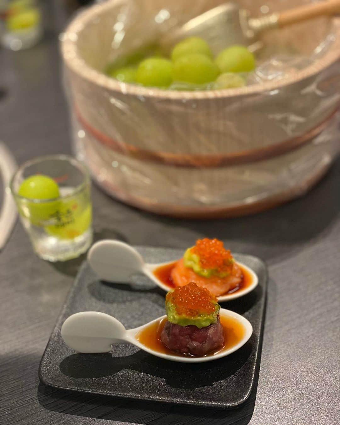 和田瞳さんのインスタグラム写真 - (和田瞳Instagram)「韓国料理を食べに @gogiiyagi へ🌶♡  最近チュクミにハマっていてチュクミサムギョプサルを。 ビビンパもカラフルだし風呂桶チャミスルもインパクトあるし、運ばれて来た瞬間からテンション上がったな〜🥰  みなさま韓国料理の中で何が好きですか？  pierce : #mineng vest : #melirich  bag : #louisvuitton  . . . #PR #新大久保グルメ #新大久保デート #新大久保ディナー #新大久保ランチ #新大久保サムギョプサル #新大久保食べ歩き」9月27日 19時40分 - hitogram0218
