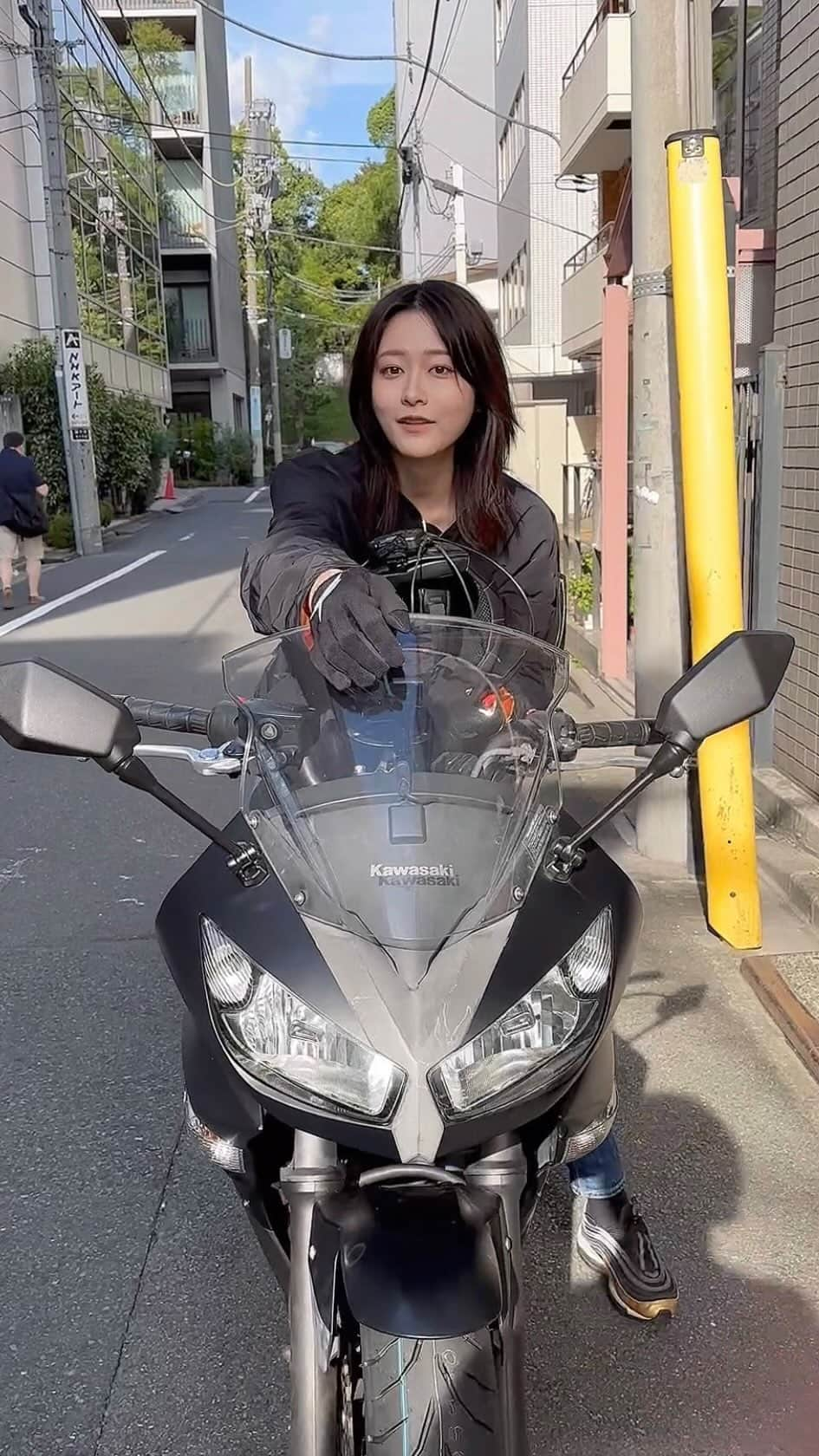 彩雪のインスタグラム：「ついに！KAWASAKI  NINJA 400 を納車しました❤️‍🔥 かっこよすぎる…！！  念願のバイクの免許を取得してからというもの、毎日めっっちゃ楽しい！！！  安全第一でこれからもっと上手くなりたいです🏍️💟」