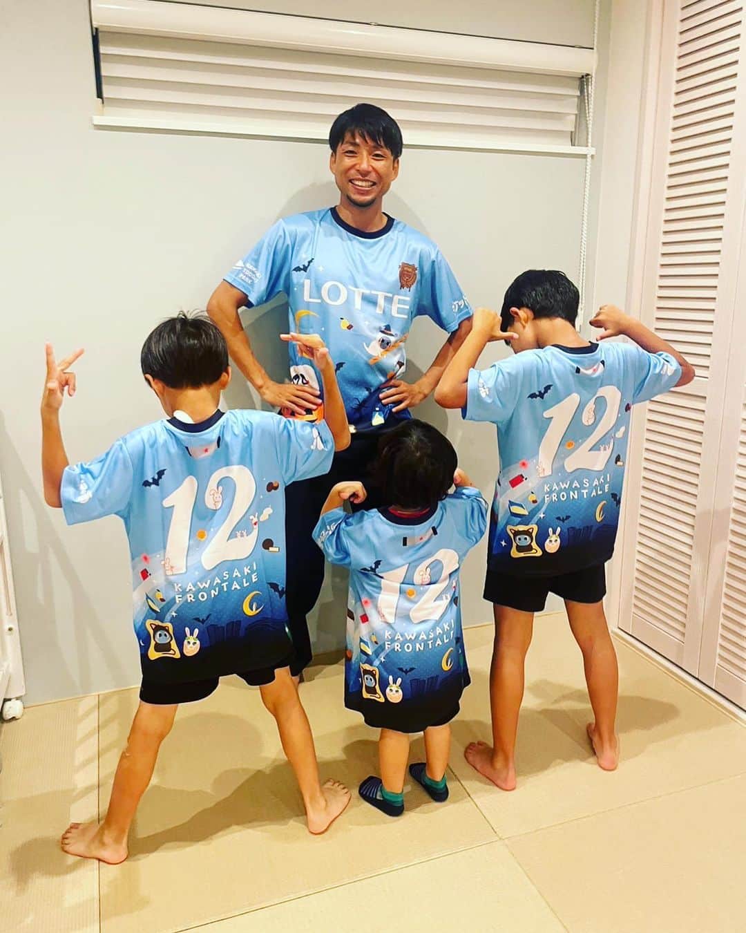 小林悠のインスタグラム：「おかしなユニフォーム🎃  10/20（金）アビスパ福岡戦、チケットをお持ちの来場者の方に「おかし（菓子）なユニフォーム」がプレゼントされます！  数量限定でキッズサイズもあるということで、子どもたちに着てもらいました！  ロッテさんのお菓子🍭がたくさん描かれていて、ハロウィン🎃にぴったりなデザインでかわいいです！  チケットは9/29（金）から発売されるので、皆さんぜひ等々力を青く染めてください！😊」