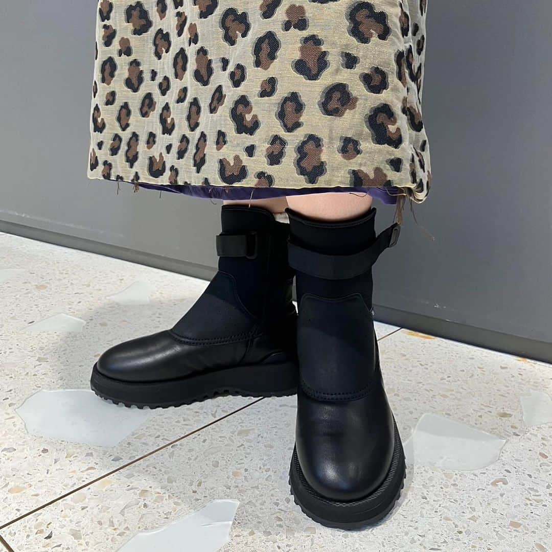 のインスタグラム：「. 【WOMENS STAFF STYLING】  レオパードアイテムをセットアップで着用しまとまりのあるスタイリング。インナーには＜BEAMS JAPAN ORIGINAL＞のフリルブラウスを合わせて甘さをプラスしました。 Staff 153cm  ＜BEAMS JAPAN ORIGINAL＞ Lace Fril Blouse ¥20,680-(inc.tax) Item No.13-11-0194  ＜NEEDLES＞ C.C.VEST ¥16,500-(inc.tax) Item No.13-06-0039  ＜NEEDLES＞ C.C.SKIRT ¥19,800-(inc.tax) Item No.13-27-0045  ＜SUICOKE＞ GEE wpab HI ¥29,700-(inc.tax) Item No.61-31-0544  BEAMS JAPAN 3F ☎︎03-5368-7317 @beams_japan #beamsjapanoriginal #needles #suicoke #beams #beamsboy #raybeams #beamsjapan #beamsjapan3rd #beamsjapanwomens #beamsstaffstyling Instagram for Womens staff stylings Blog for Recommended」
