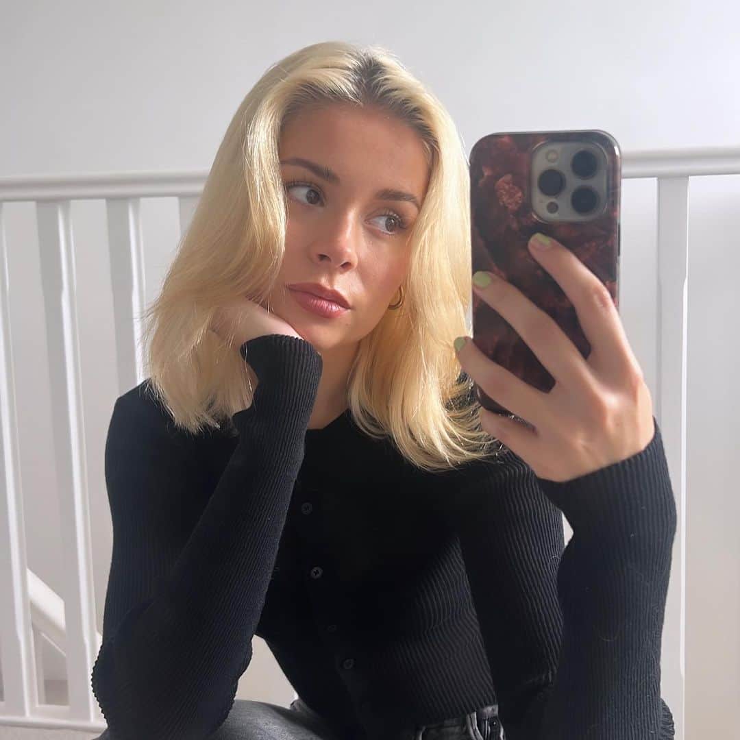 ニーナ・ネスビットのインスタグラム：「Swipe for a surprise… 💌  I’m so excited to share this @spotify singles session with you all. I was so honoured to be asked to work on this with one of my favourite collaborators @fannyhultman ✨ These releases are all about shining a light on the incredible female identifying songwriters & producers in our industry, we were inspired by one of our inspirations, Imogen Heap, to create our new song ‘Romantic Poetry’. Fanny and I have worked a lot in the past, we wrote When You Lose Someone and I Should Be A Bird together. We challenged ourselves to not write a sad song this time lol. I also asked one of my favourite people, @mariahazell to join us on the writing of this. Maria and I work a lot together when we write for other artists and she’s always such a great energy in the room, aswell as being insanely talented. You can listen on @spotify now, hope you love it. ❣️ @spotifysongwriting」