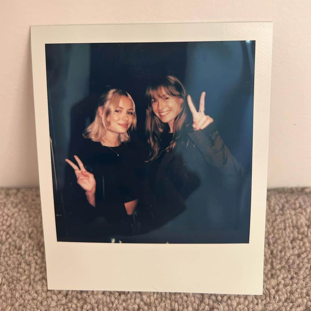 ニーナ・ネスビットさんのインスタグラム写真 - (ニーナ・ネスビットInstagram)「Swipe for a surprise… 💌  I’m so excited to share this @spotify singles session with you all. I was so honoured to be asked to work on this with one of my favourite collaborators @fannyhultman ✨ These releases are all about shining a light on the incredible female identifying songwriters & producers in our industry, we were inspired by one of our inspirations, Imogen Heap, to create our new song ‘Romantic Poetry’. Fanny and I have worked a lot in the past, we wrote When You Lose Someone and I Should Be A Bird together. We challenged ourselves to not write a sad song this time lol. I also asked one of my favourite people, @mariahazell to join us on the writing of this. Maria and I work a lot together when we write for other artists and she’s always such a great energy in the room, aswell as being insanely talented. You can listen on @spotify now, hope you love it. ❣️ @spotifysongwriting」9月27日 19時52分 - ninanesbitt