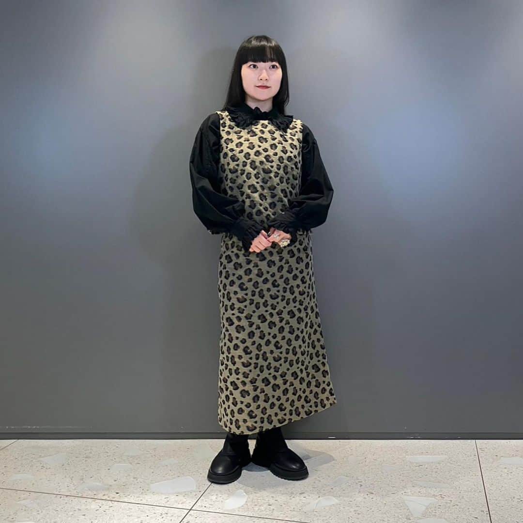 のインスタグラム：「. 【WOMENS STAFF STYLING】  レオパードアイテムをセットアップで着用しまとまりのあるスタイリング。インナーには＜BEAMS JAPAN ORIGINAL＞のフリルブラウスを合わせて甘さをプラスしました。 Staff 153cm  ＜BEAMS JAPAN ORIGINAL＞ Lace Fril Blouse ¥20,680-(inc.tax) Item No.13-11-0194  ＜NEEDLES＞ C.C.VEST ¥16,500-(inc.tax) Item No.13-06-0039  ＜NEEDLES＞ C.C.SKIRT ¥19,800-(inc.tax) Item No.13-27-0045  ＜SUICOKE＞ GEE wpab HI ¥29,700-(inc.tax) Item No.61-31-0544  BEAMS JAPAN 3F ☎︎03-5368-7317 @beams_japan #beamsjapanoriginal #needles #suicoke #beams #beamsboy #raybeams #beamsjapan #beamsjapan3rd #beamsjapanwomens #beamsstaffstyling Instagram for Womens staff stylings Blog for Recommended」