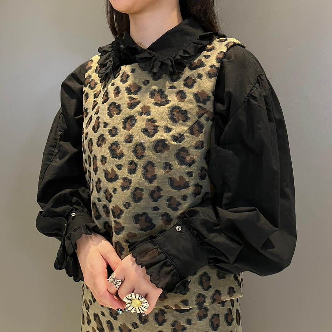 のインスタグラム：「. 【WOMENS STAFF STYLING】  レオパードアイテムをセットアップで着用しまとまりのあるスタイリング。インナーには＜BEAMS JAPAN ORIGINAL＞のフリルブラウスを合わせて甘さをプラスしました。 Staff 153cm  ＜BEAMS JAPAN ORIGINAL＞ Lace Fril Blouse ¥20,680-(inc.tax) Item No.13-11-0194  ＜NEEDLES＞ C.C.VEST ¥16,500-(inc.tax) Item No.13-06-0039  ＜NEEDLES＞ C.C.SKIRT ¥19,800-(inc.tax) Item No.13-27-0045  ＜SUICOKE＞ GEE wpab HI ¥29,700-(inc.tax) Item No.61-31-0544  BEAMS JAPAN 3F ☎︎03-5368-7317 @beams_japan #beamsjapanoriginal #needles #suicoke #beams #beamsboy #raybeams #beamsjapan #beamsjapan3rd #beamsjapanwomens #beamsstaffstyling Instagram for Womens staff stylings Blog for Recommended」