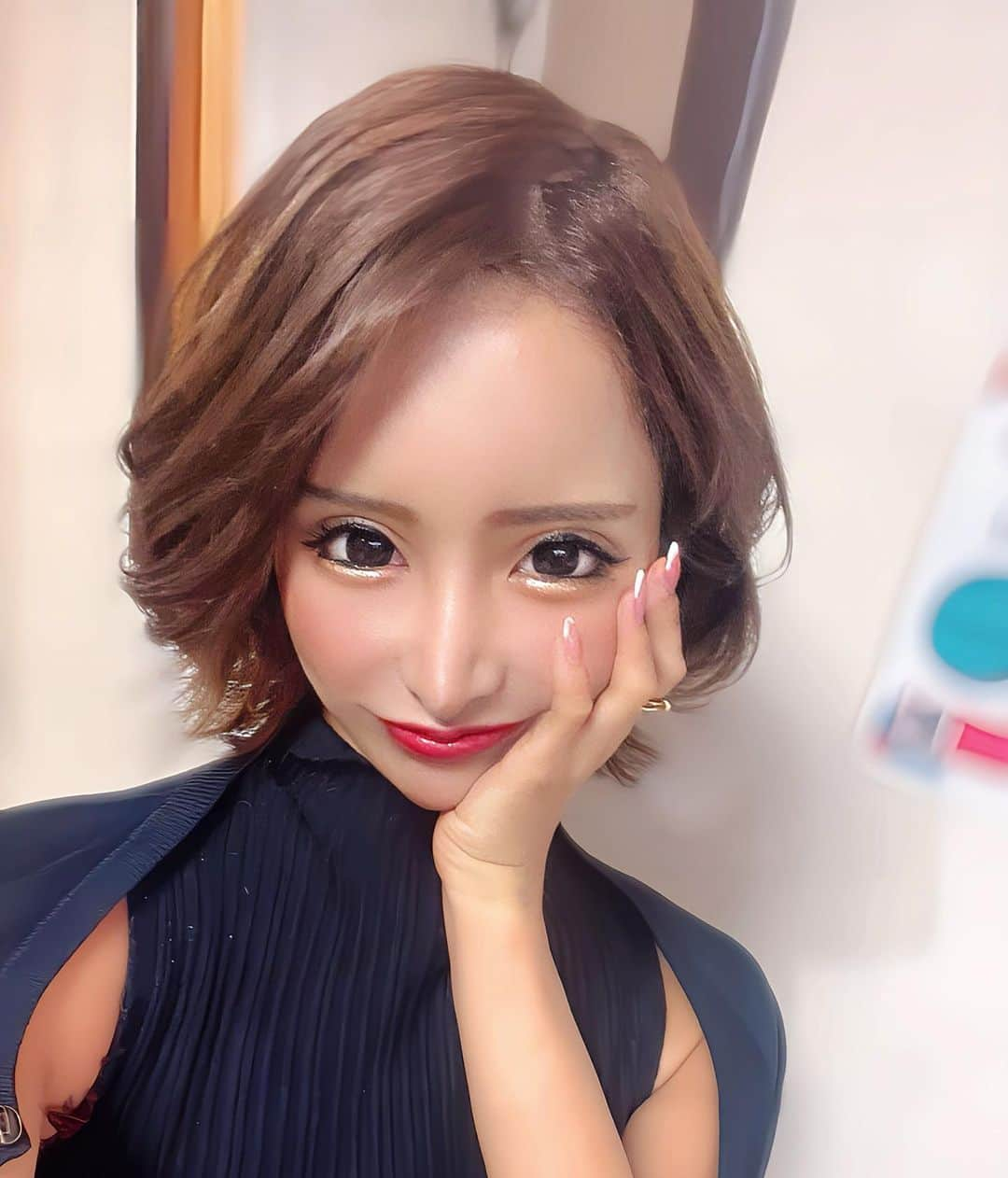 朝比奈りえさんのインスタグラム写真 - (朝比奈りえInstagram)「ショートヘアも 後少しで見納めです🪄  .  .  .  #美容　#韓国　 #大豆ミート #美魔女#栄  #エステ　#キャバ嬢　#錦３　#韓国ヘア　#ゴルフ女子　#ギャル  #クロムハーツ　#大阪　#ミリオンレジャーホールディングス #沖縄　#キャストウォーカー   #サーフィン  #投げ銭  #課金　#酵素風呂　#整形　#美女図鑑　#キャストウォーカー  #キャバクラ　#ダイエット　　　　#プリティウーマン名古屋 #歌舞伎町  #六本木　#眉毛アート　#アートリップ」9月27日 19時45分 - lie8862