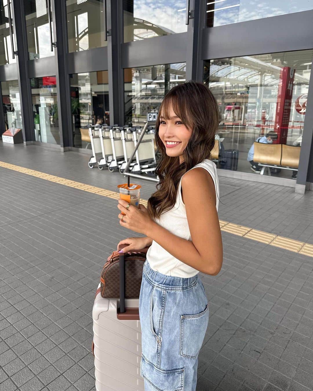 baby.maiさんのインスタグラム写真 - (baby.maiInstagram)「. . NEW SUITCASE🧳💞 @andwear_brand  家にあるのブラックばっかりやからホワイトに🫶🏽 このホワイトにブラウンが可愛すぎる🐻🤍  キャスター静かやし充電用USBポート付きだよ🫣  (シールつけっぱなし笑) ↑気にもしてないから写真で付いてること気づいたww  #旅行 #旅行コーデ #沖縄旅行 #searoomlynn #シールームリン #キャリーケース #スーツケース #旅好き #travel #andwear #タイアップ」9月27日 19時46分 - maixxaloha
