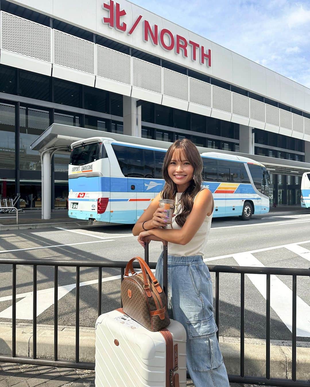 baby.maiさんのインスタグラム写真 - (baby.maiInstagram)「. . NEW SUITCASE🧳💞 @andwear_brand  家にあるのブラックばっかりやからホワイトに🫶🏽 このホワイトにブラウンが可愛すぎる🐻🤍  キャスター静かやし充電用USBポート付きだよ🫣  (シールつけっぱなし笑) ↑気にもしてないから写真で付いてること気づいたww  #旅行 #旅行コーデ #沖縄旅行 #searoomlynn #シールームリン #キャリーケース #スーツケース #旅好き #travel #andwear #タイアップ」9月27日 19時46分 - maixxaloha