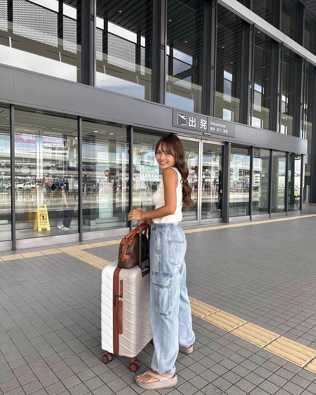 baby.maiさんのインスタグラム写真 - (baby.maiInstagram)「. . NEW SUITCASE🧳💞 @andwear_brand  家にあるのブラックばっかりやからホワイトに🫶🏽 このホワイトにブラウンが可愛すぎる🐻🤍  キャスター静かやし充電用USBポート付きだよ🫣  (シールつけっぱなし笑) ↑気にもしてないから写真で付いてること気づいたww  #旅行 #旅行コーデ #沖縄旅行 #searoomlynn #シールームリン #キャリーケース #スーツケース #旅好き #travel #andwear #タイアップ」9月27日 19時46分 - maixxaloha